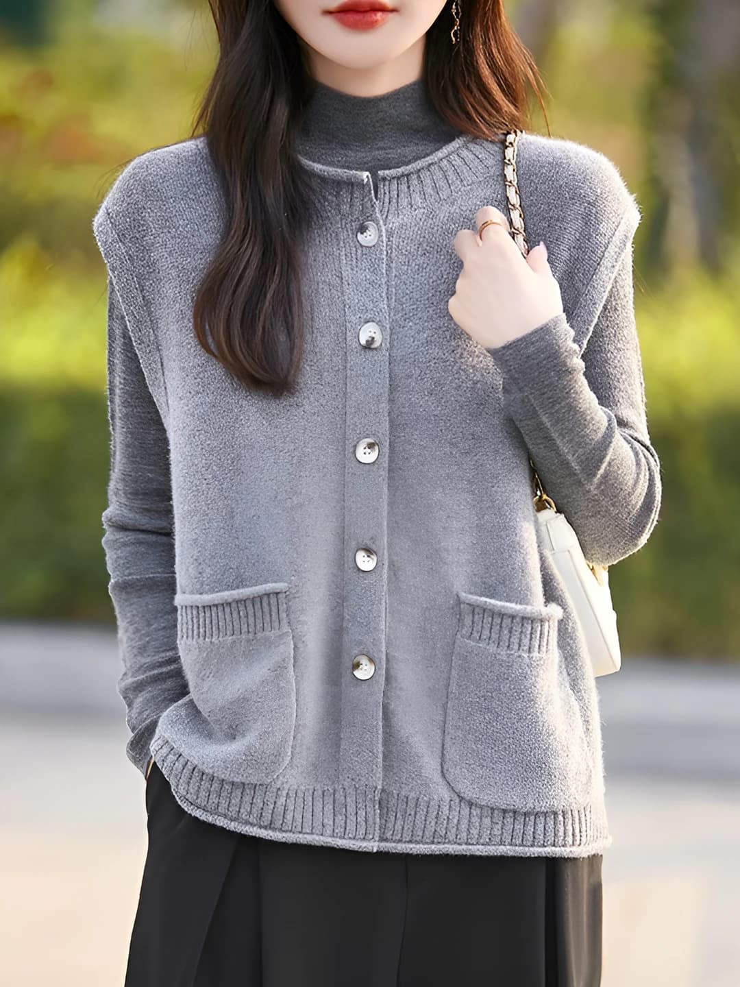Women's crew neck cardigan with 3D pattern, loose fit and button closure