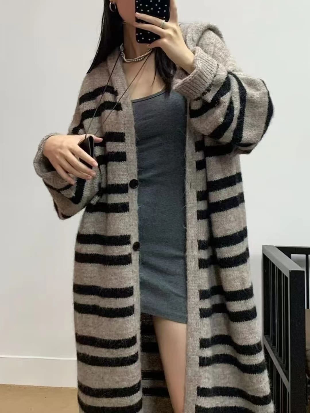 Ayollar uchun kuz-qish chiziqli uzun kardigan, bo'sh (oversize) kesim, uzun yeng, kundalik uslub
