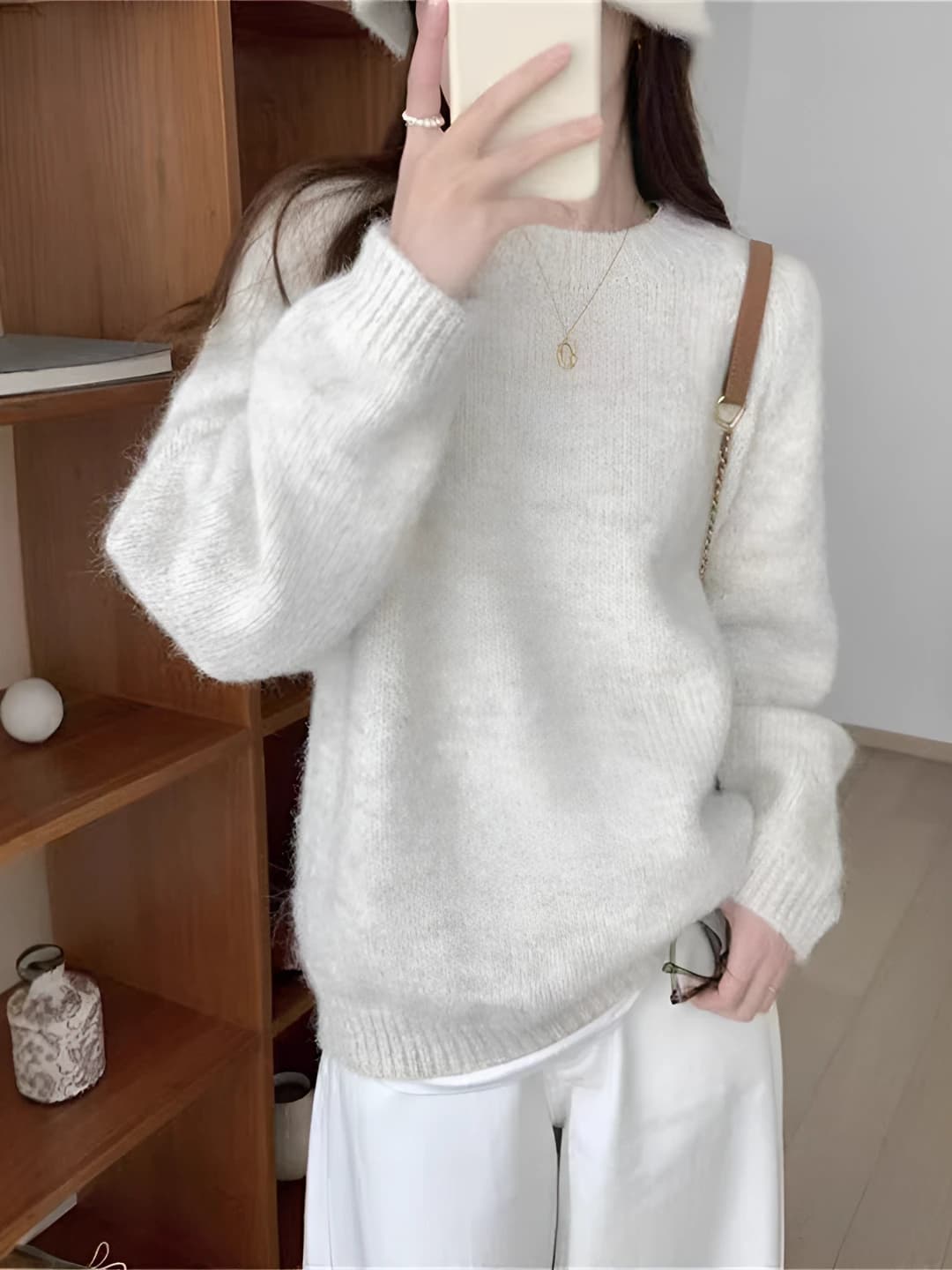 Ayollar uchun kuz-qish mavsumiga mo'ljallangan bo'sh (oversize) dumaloq yoqali uzun yengli trikotaj sviter