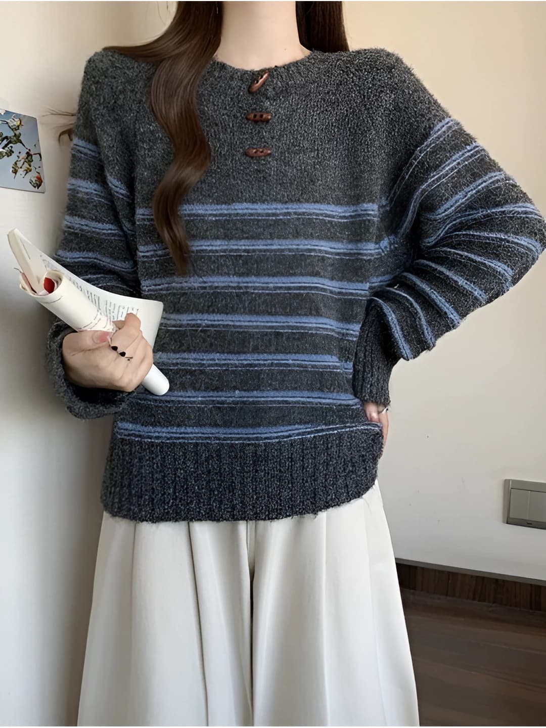 Ayollar uchun ko'k rangli chiziqli, bo'sh (oversize) kesim, uzun yengli, POLO yoqali, kashemir mato sviter