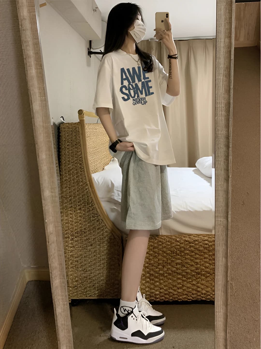 Ayollar uchun retro uslubdagi kulrang kundalik bo'sh (oversize) tizzagacha shorti, yozgi sport model