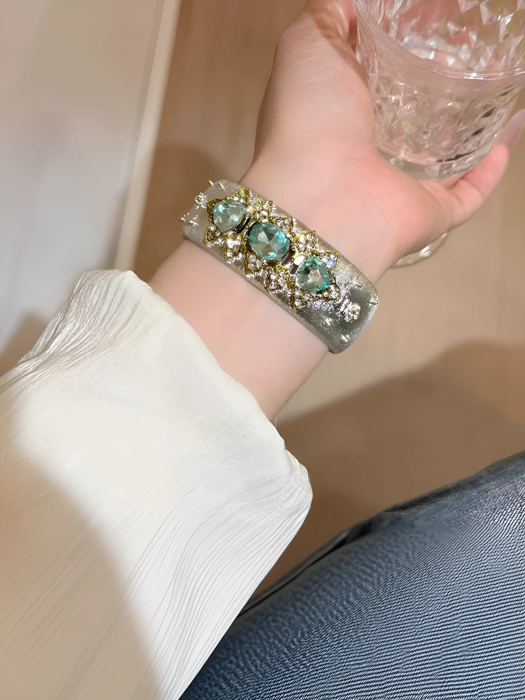 Ayollar uchun retro uslubdagi kumush rangli keng yuzali ochiq halqali, yaltiroq toshli qo'l zinasi