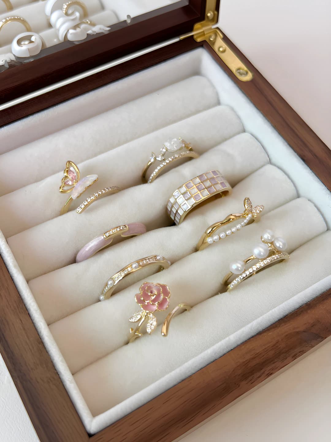 Women's ring in light luxury style with butterfly, flower and pearl design, geometric shape