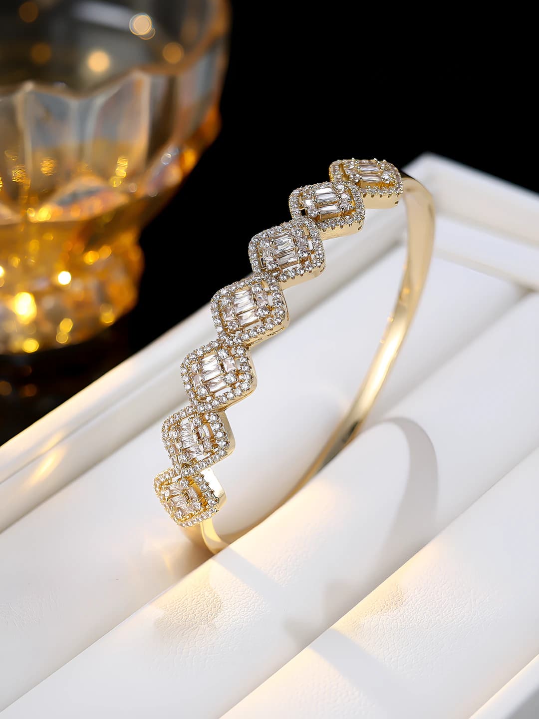 Women's bracelet with square zircon design element