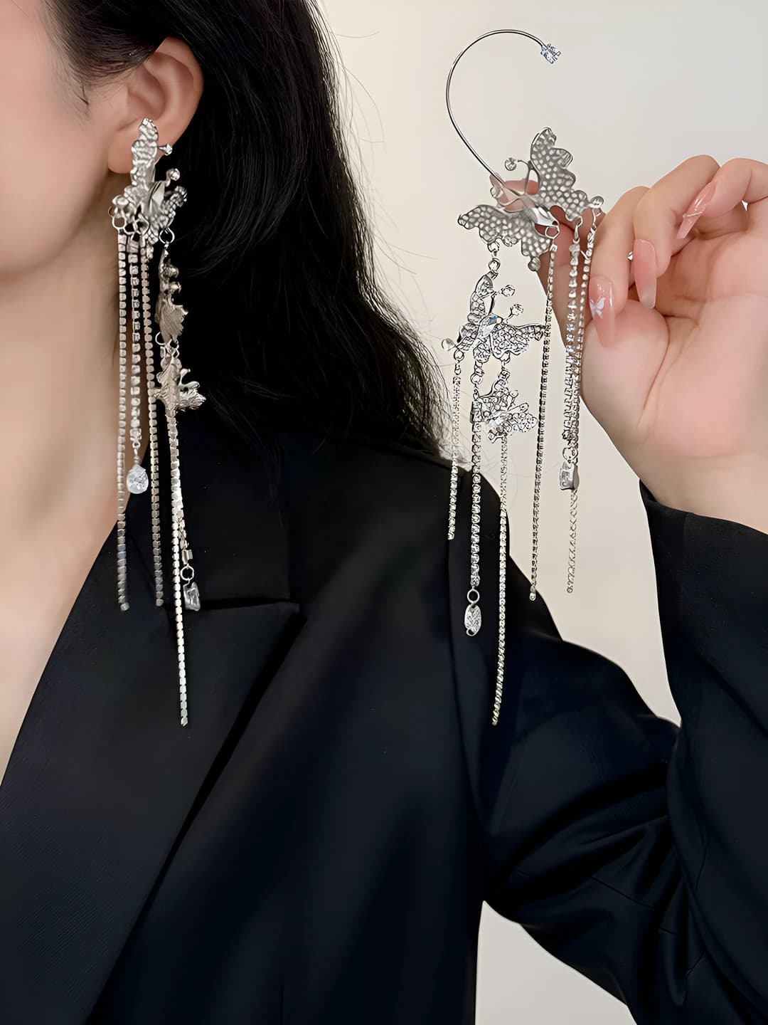 Women's long, sweet and sparkling crystal earrings with butterfly and tassel, French design style, elegant and refined, light luxury