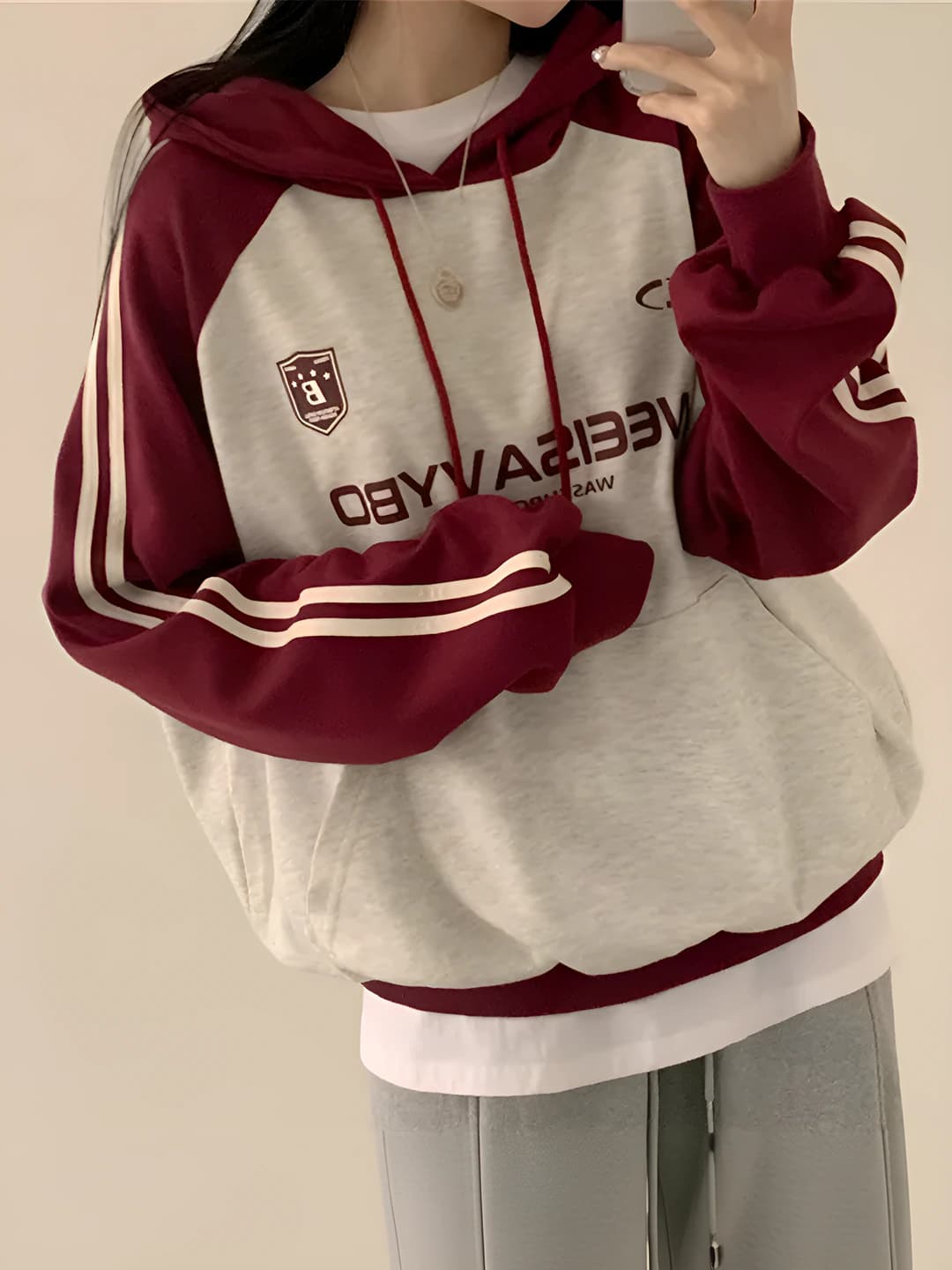 Ayollar uchun yupqa issiq astarli koreys uslubida bo'sh (oversize) xudi, bosma naqshli, uzun yeng, o'rta-uzun
