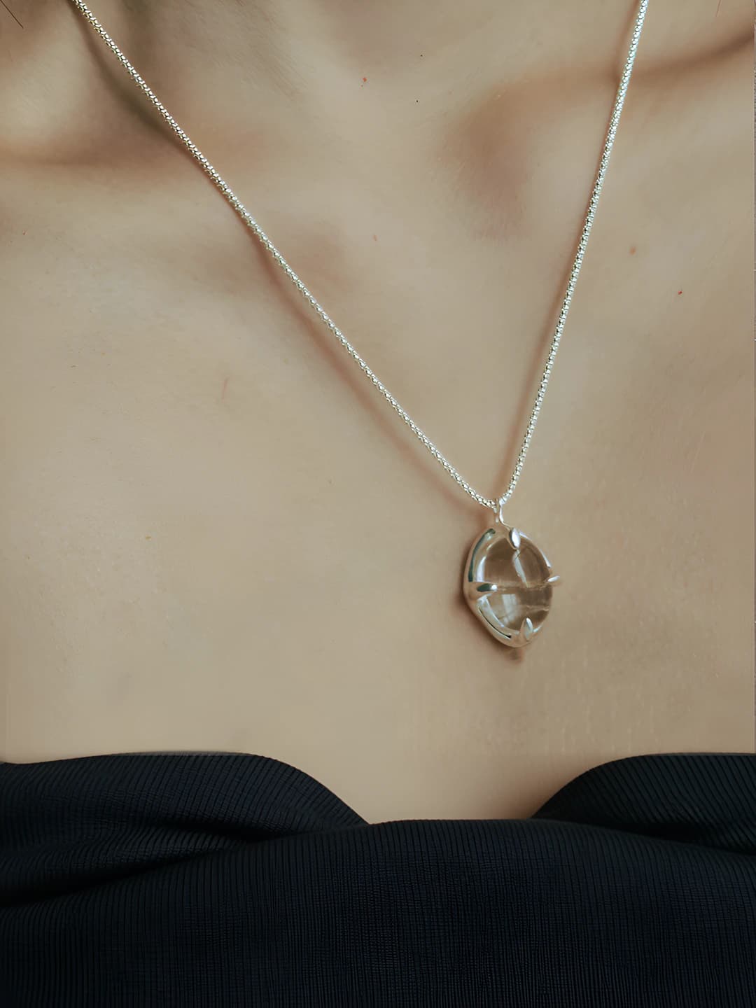 Women's short white crystal geometric pendant necklace on a chain, simple and light luxury design in ins style