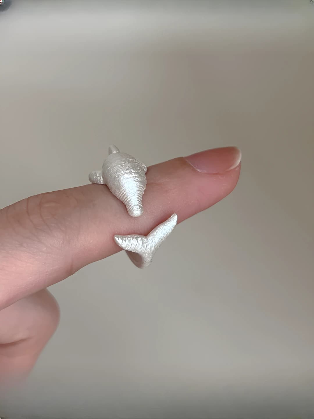 Ayollar uchun minimalistik koreys uslubidagi bronz rangli delfin shaklidagi ochiq halqa, mat bronz rangli, geometrik dizayn elementi