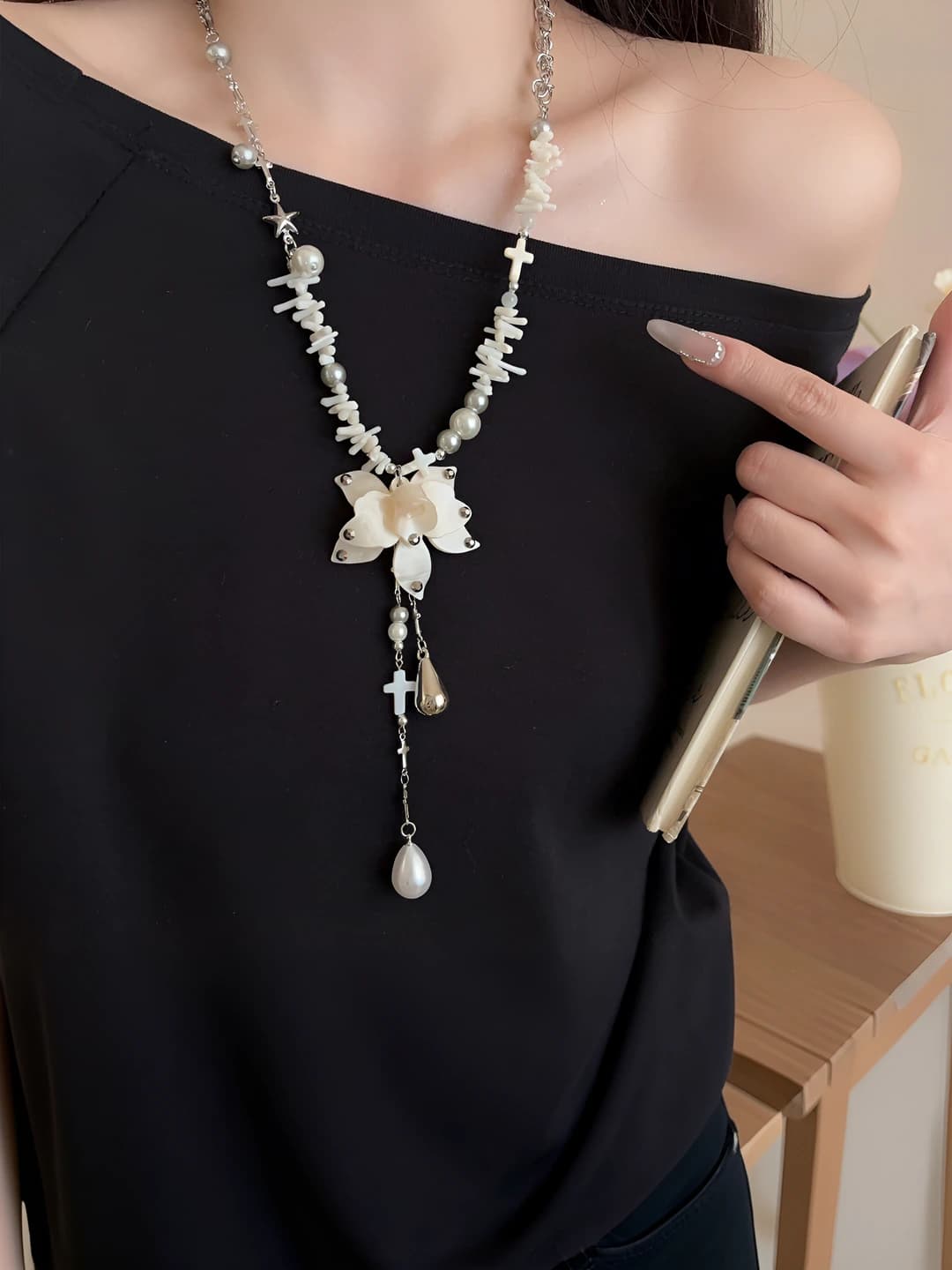 Women's retro necklace with natural stone and floral design