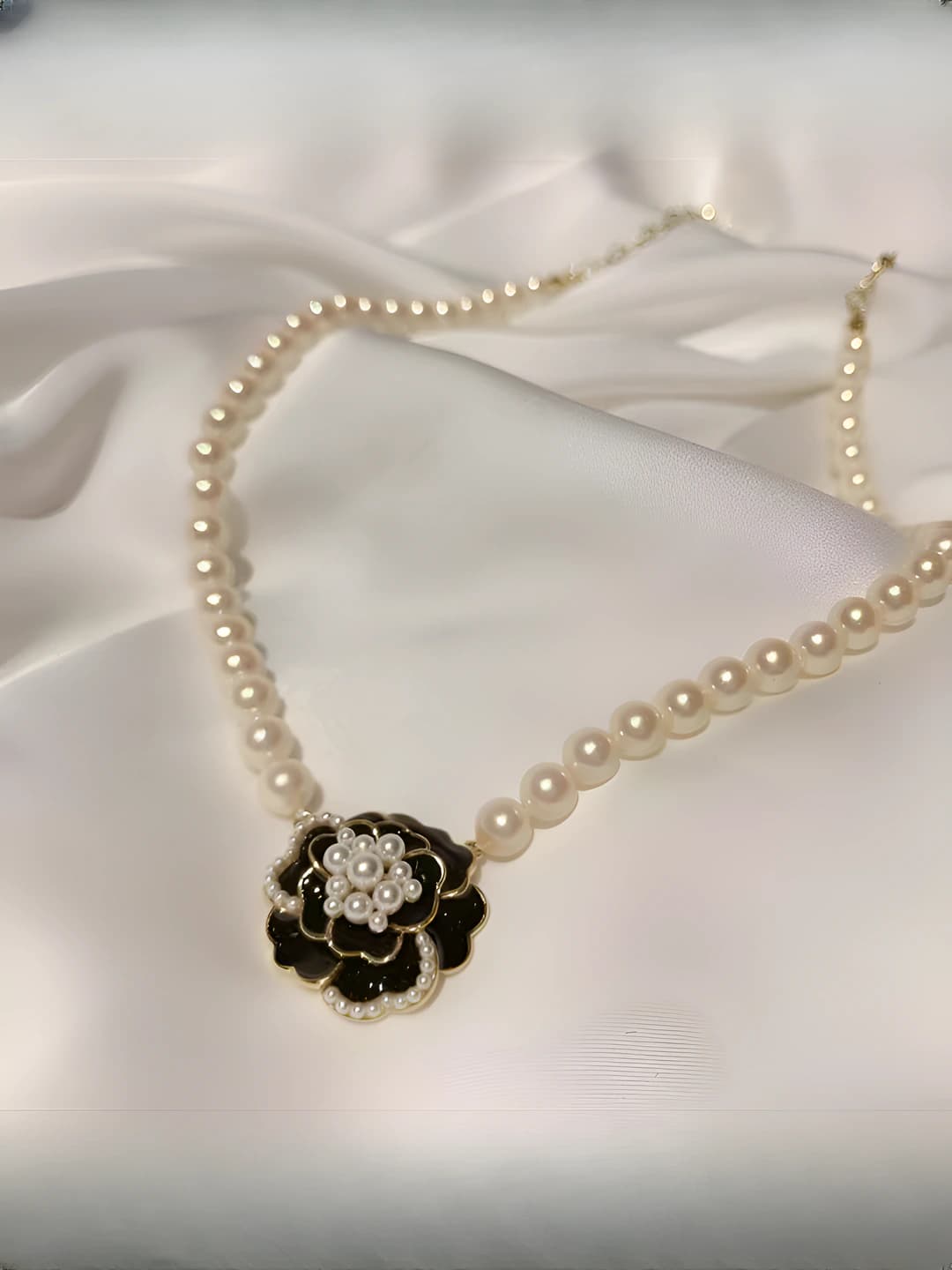 Women's retro camellia flower necklace made of imitation pearls