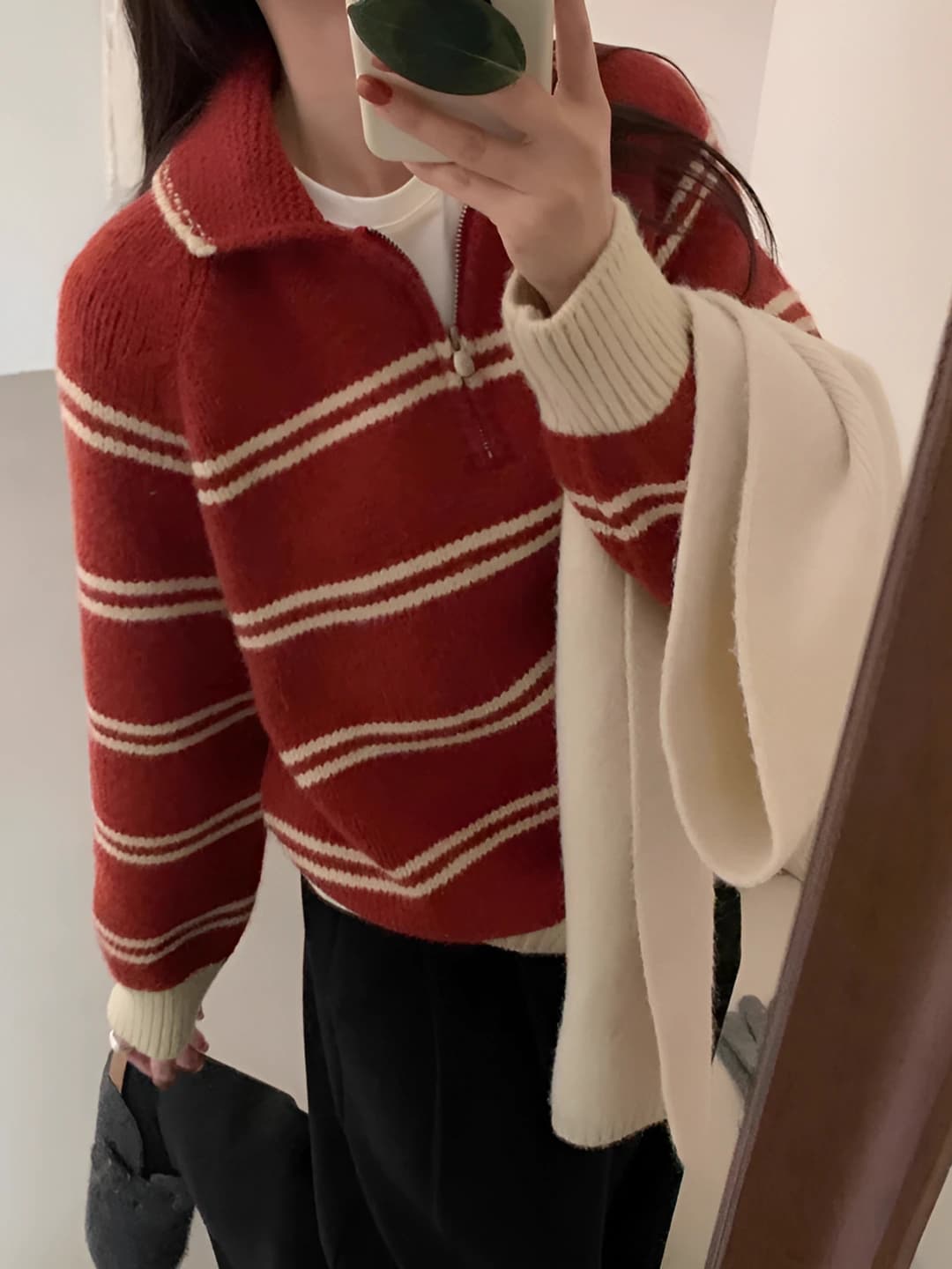 Ayollar uchun kuz-qishgi chiziqli, qalinlashtirilgan, nozik ko'rsatadigan, bo'sh (oversize) kesimli, qaytarma yoqali, uzun yengli, fermuarli trikotaj sviter
