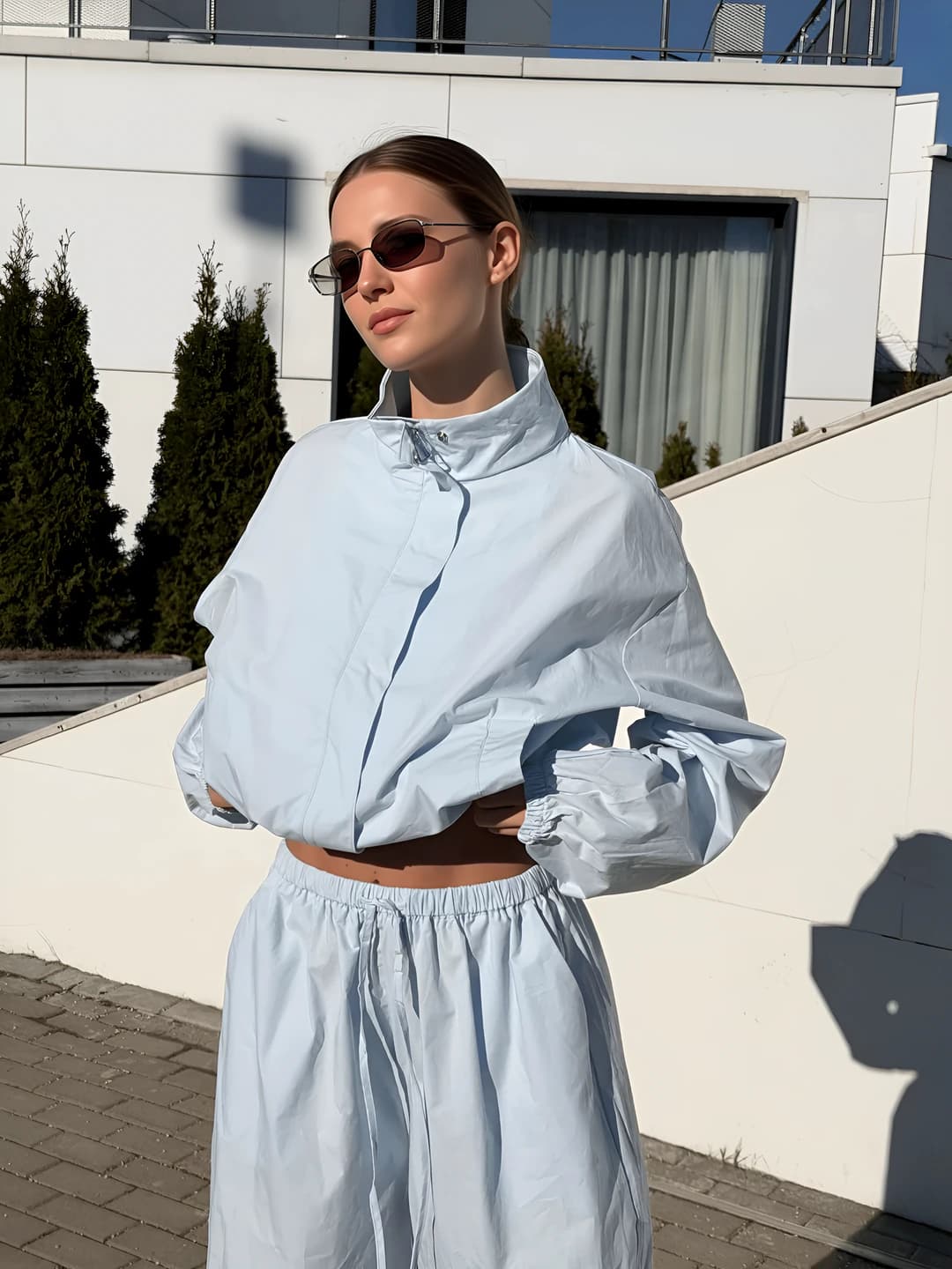 Ayollar uchun kundalik sport kostyumi: bo'sh (oversize) tik yoqali kalta fermuarli kardigan va uzun shim to'plami
