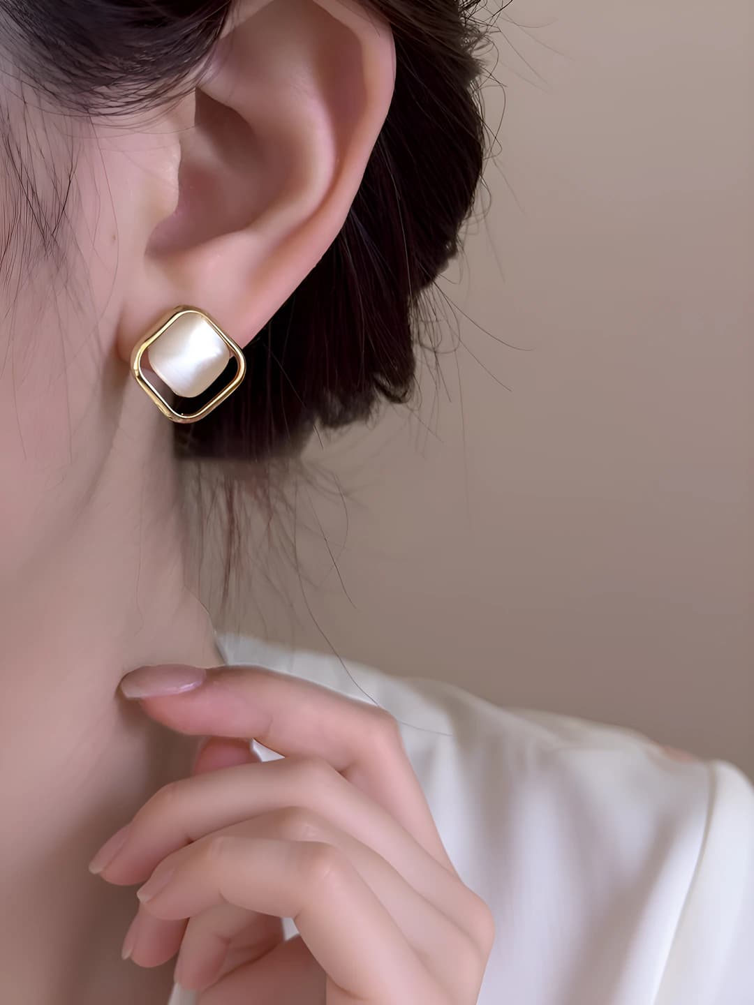 Женские серьги-гвоздики в стиле легкого люкса с геометрической формой