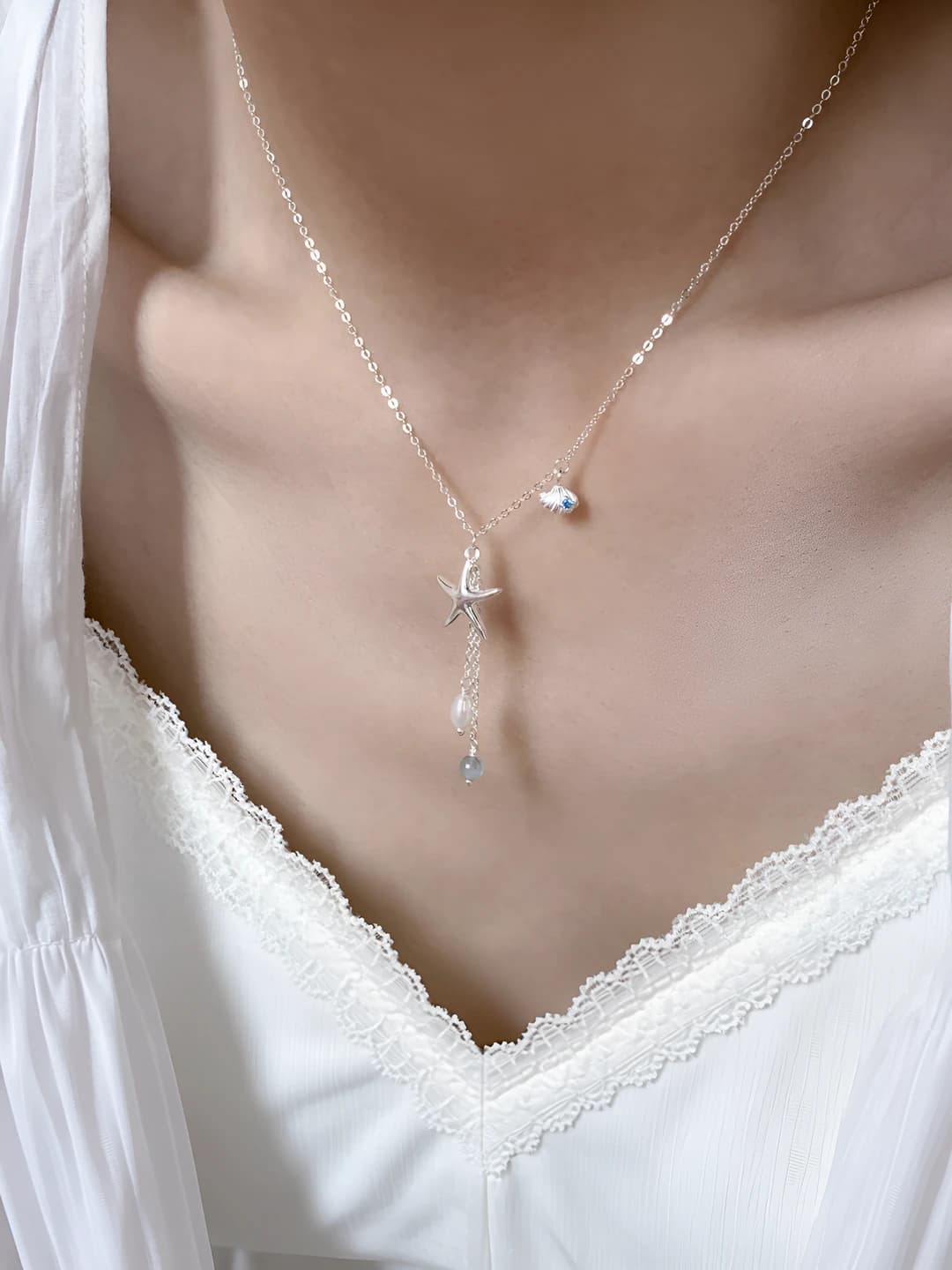 Women's star-shaped pendant necklace with pearls and beads, elegant design