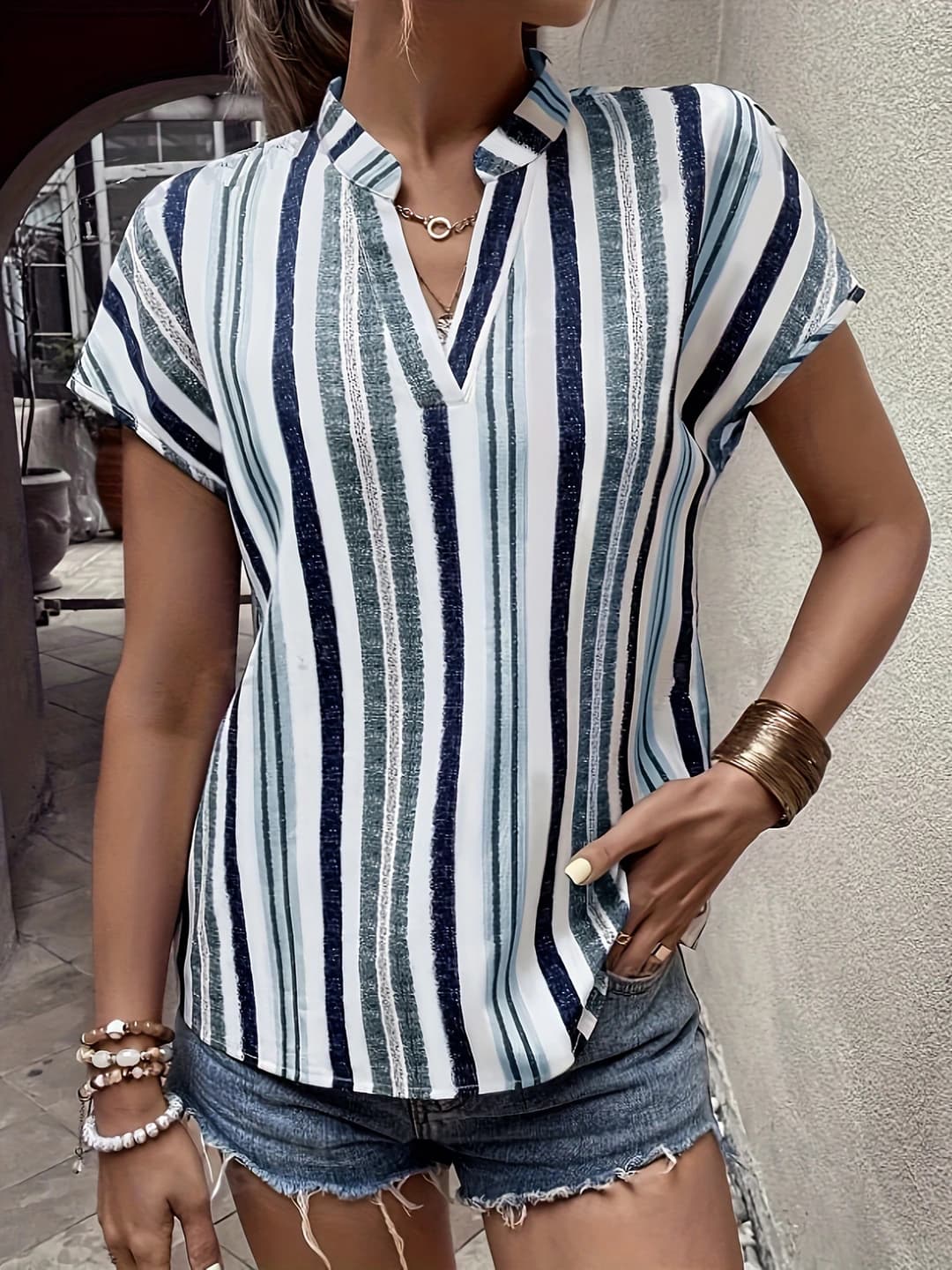 Women's striped t-shirt with V-neck and short sleeve