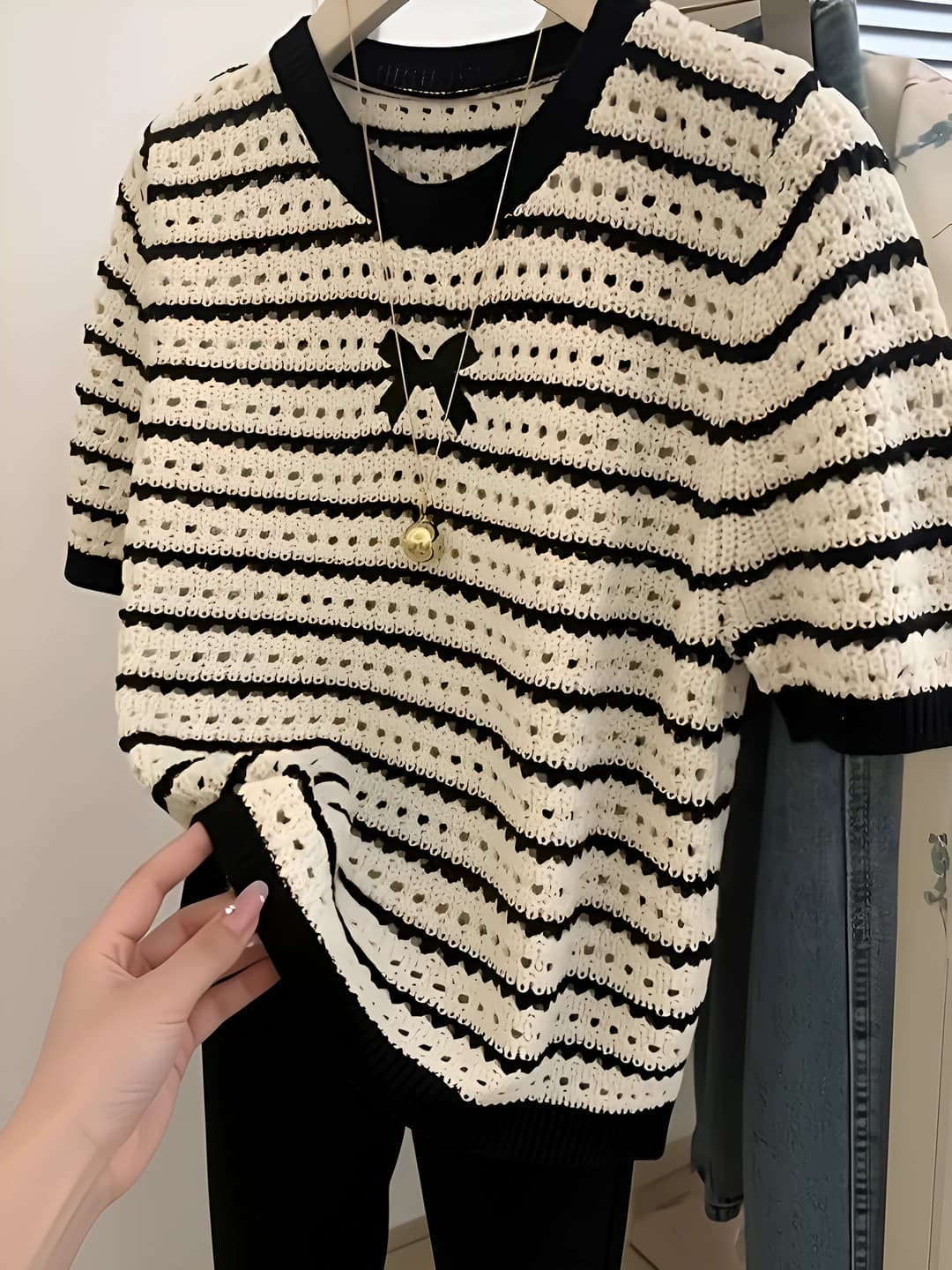 Ayollar uchun yozgi chiziqli to'qima kalta yengli top, POLO yoqa, bo'sh (oversize) kesim, kalta uzunlik