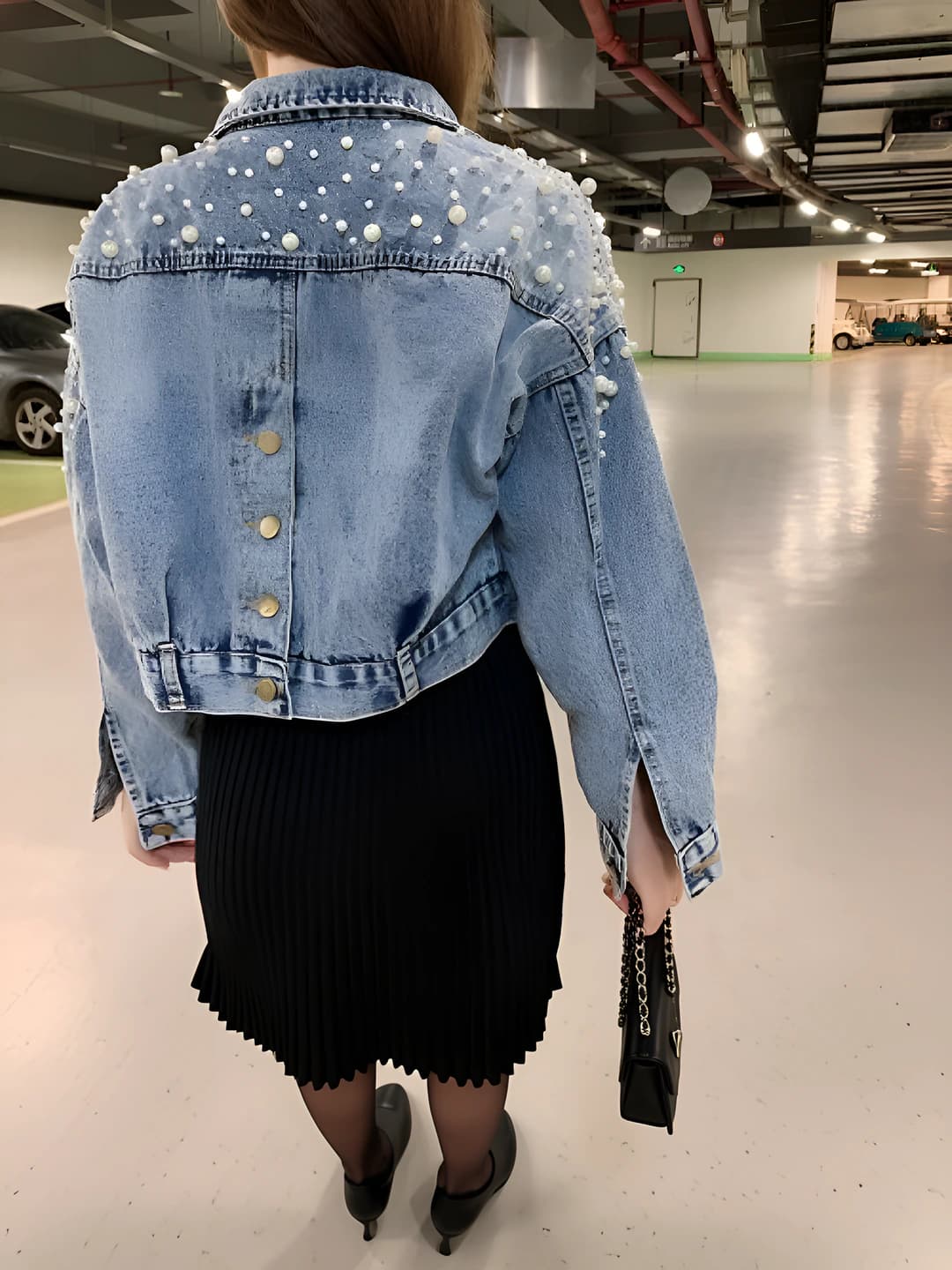 Ayollar uchun kuzgi koreys uslubida, nozik ko'rsatadigan, bo'sh (oversize) kesimdagi, uzun yengli, qaytarma yoqali, kundalik, kalta, mato nomi: denim, asosiy mato tarkibi: paxta, asosiy mato ulushi: 70% gacha - 80% dan yuqori, ishlov texnologiyasi