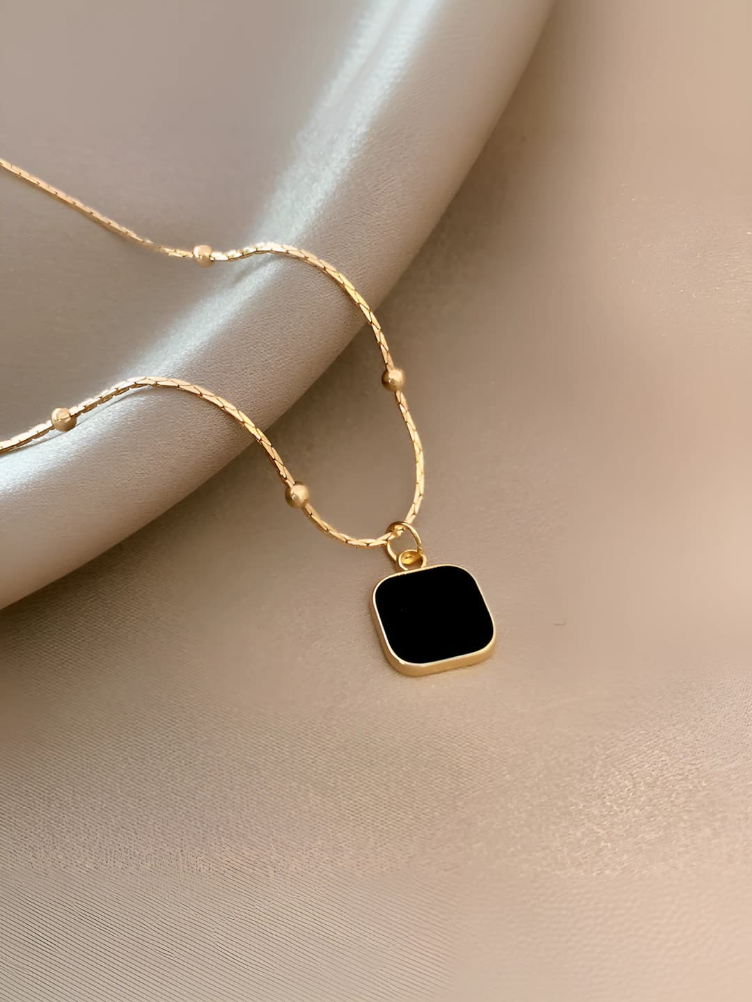 Women's short chain necklace with square pendant, Korean style, geometric design, alloy