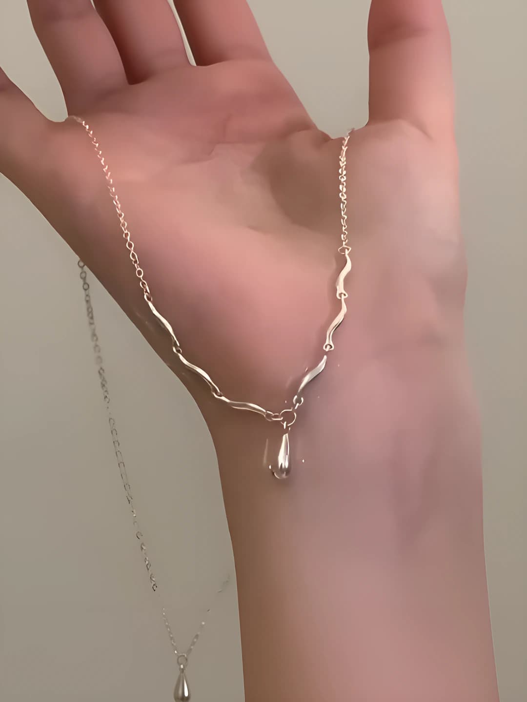 Серебряное ожерелье-капля