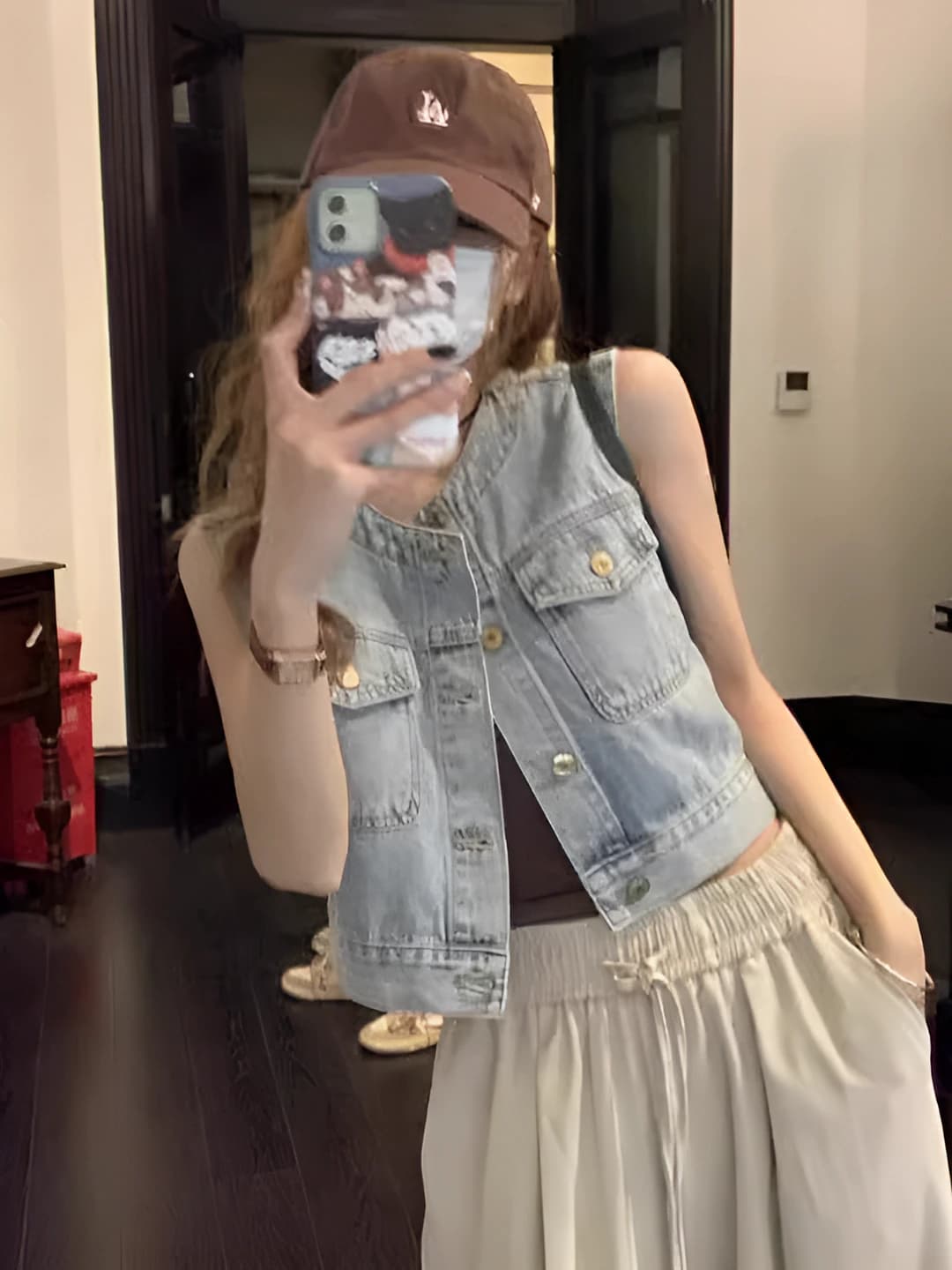 Ayollar uchun yengsiz denim jilet, 2026 yozgi yangi model, dumaloq yoqa, tanaga yopishgan, kalta, kardigan uslubida