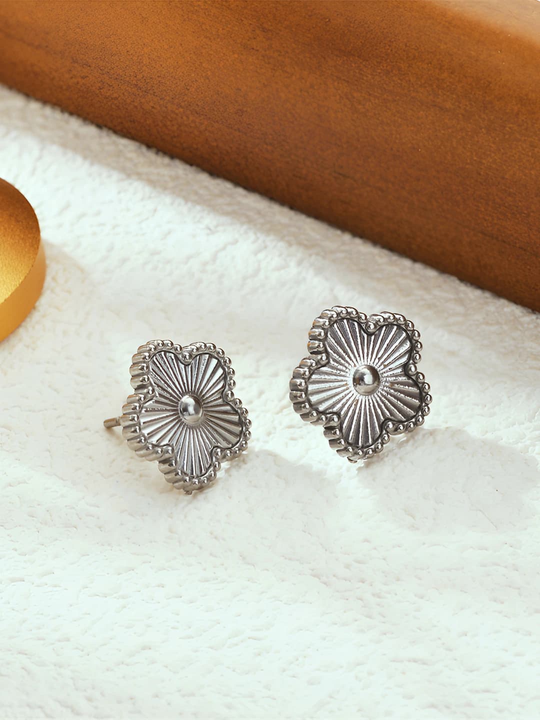 9252 Silver studs