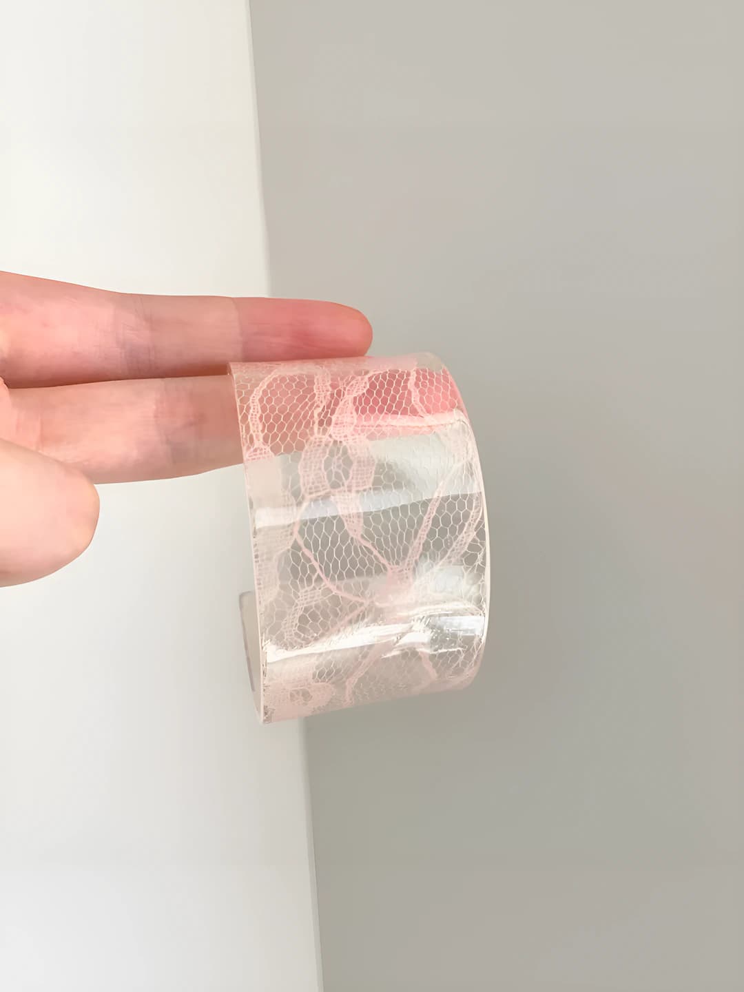 Women's wide lace and resin bracelet in pink
