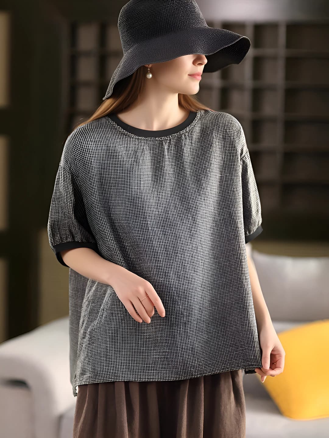 Women's short sleeve t-shirt with crew neck and loose fit