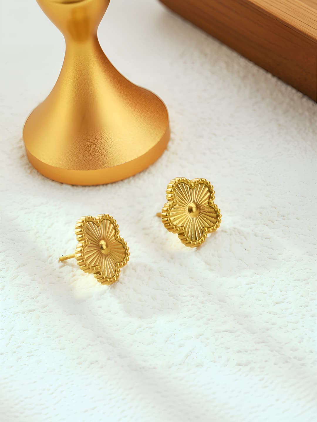 9252 Gold studs