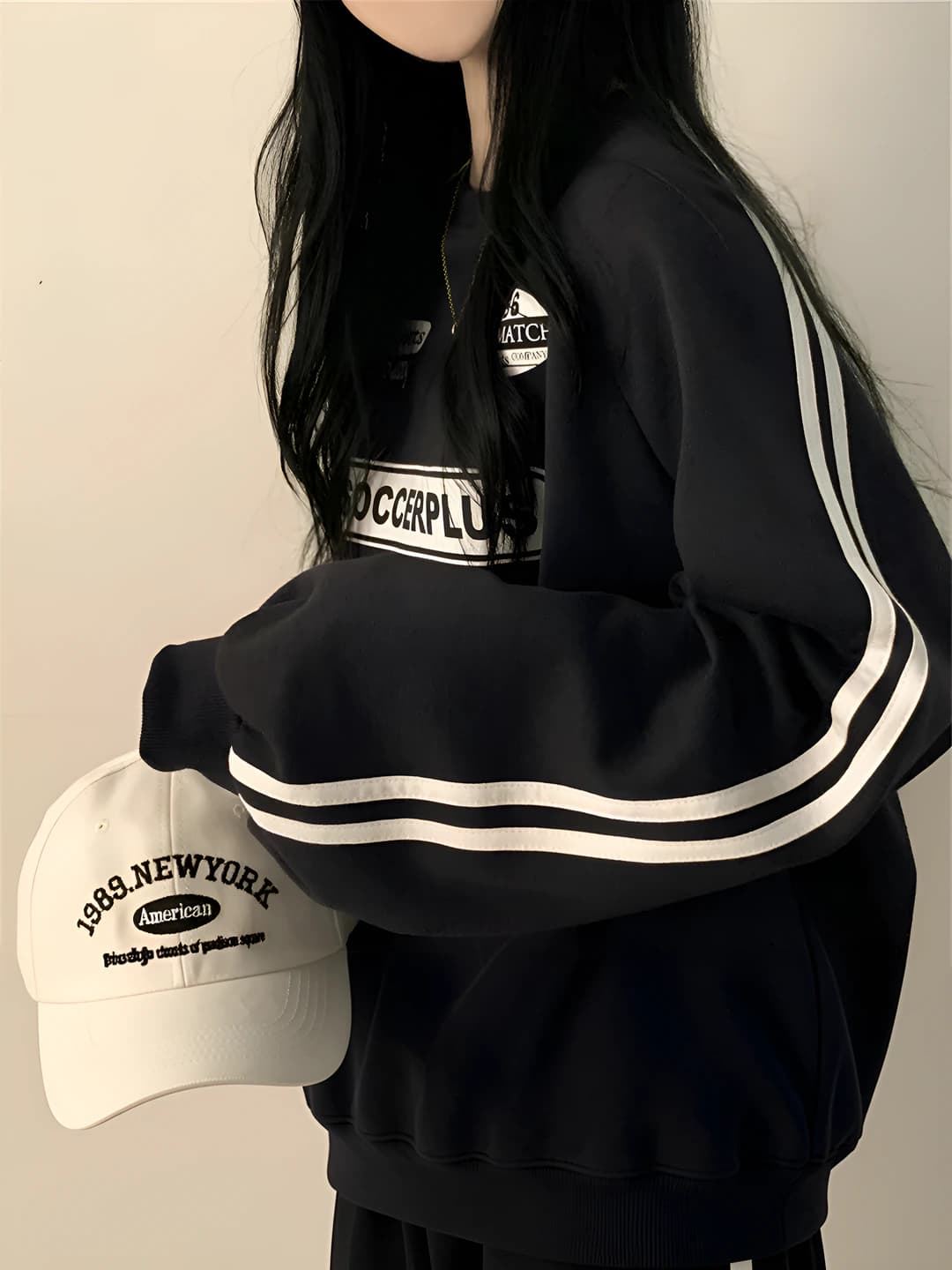 Ayollar uchun qora rangli koreys uslubida dumaloq yoqali, issiq astarli, bo'sh (oversize) svitshot