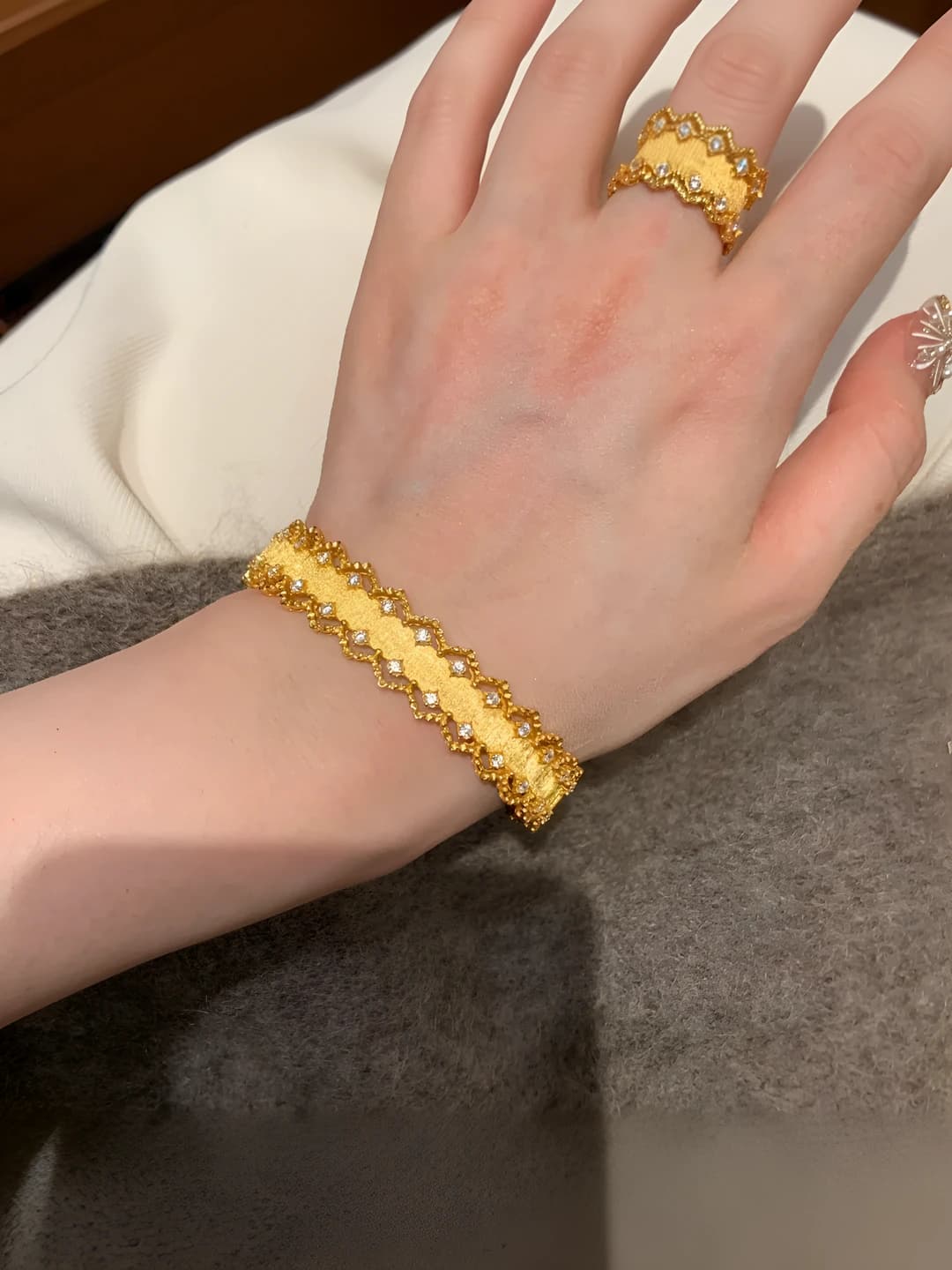 Women's lace pattern bracelet with diamonds and vintage design