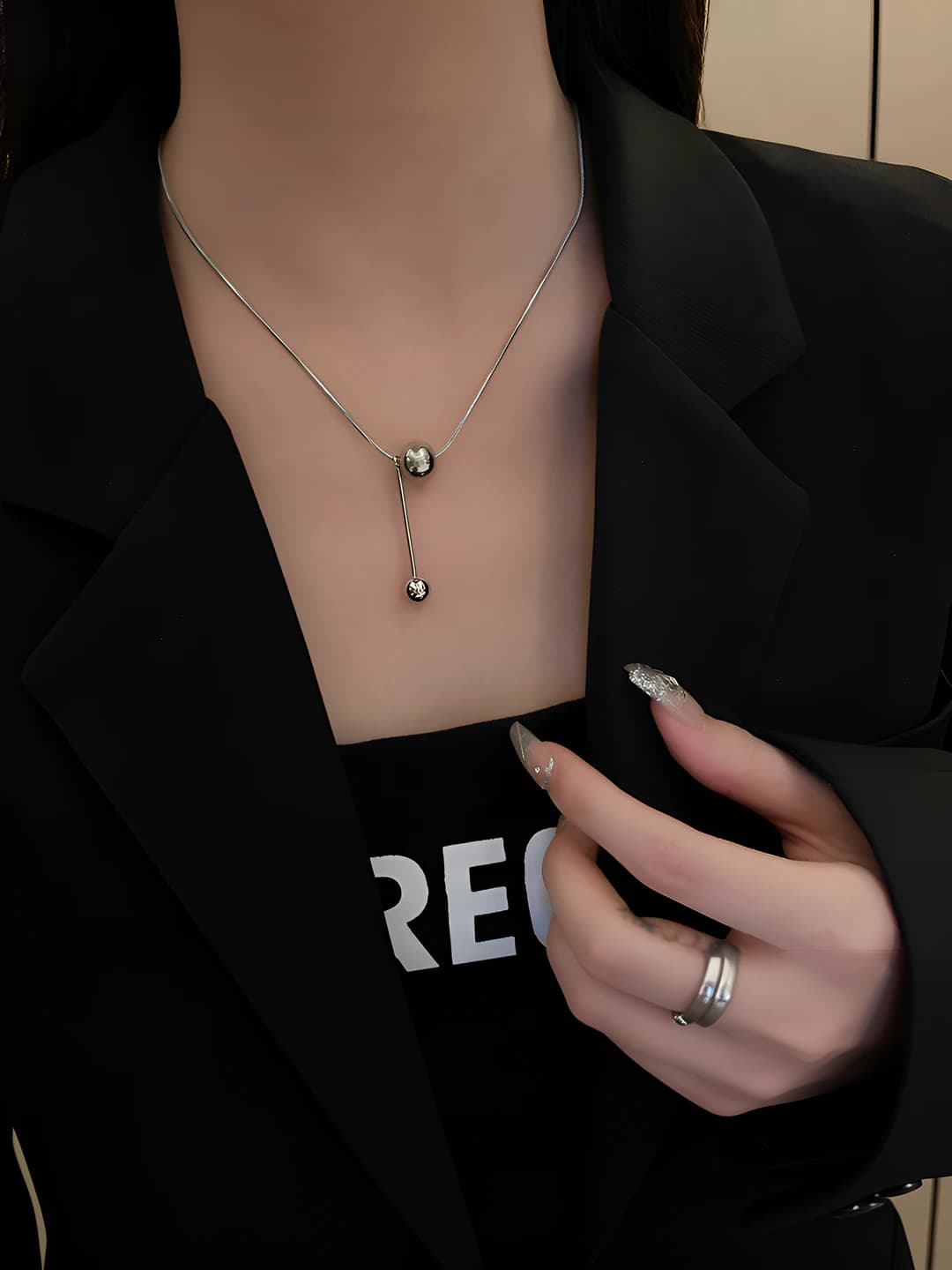 Women's titanium steel chain necklace, slimming, summer, light luxury, ins style, cold style, single layer, french style, geometric shape, tassel and circle elements, 41-50 cm