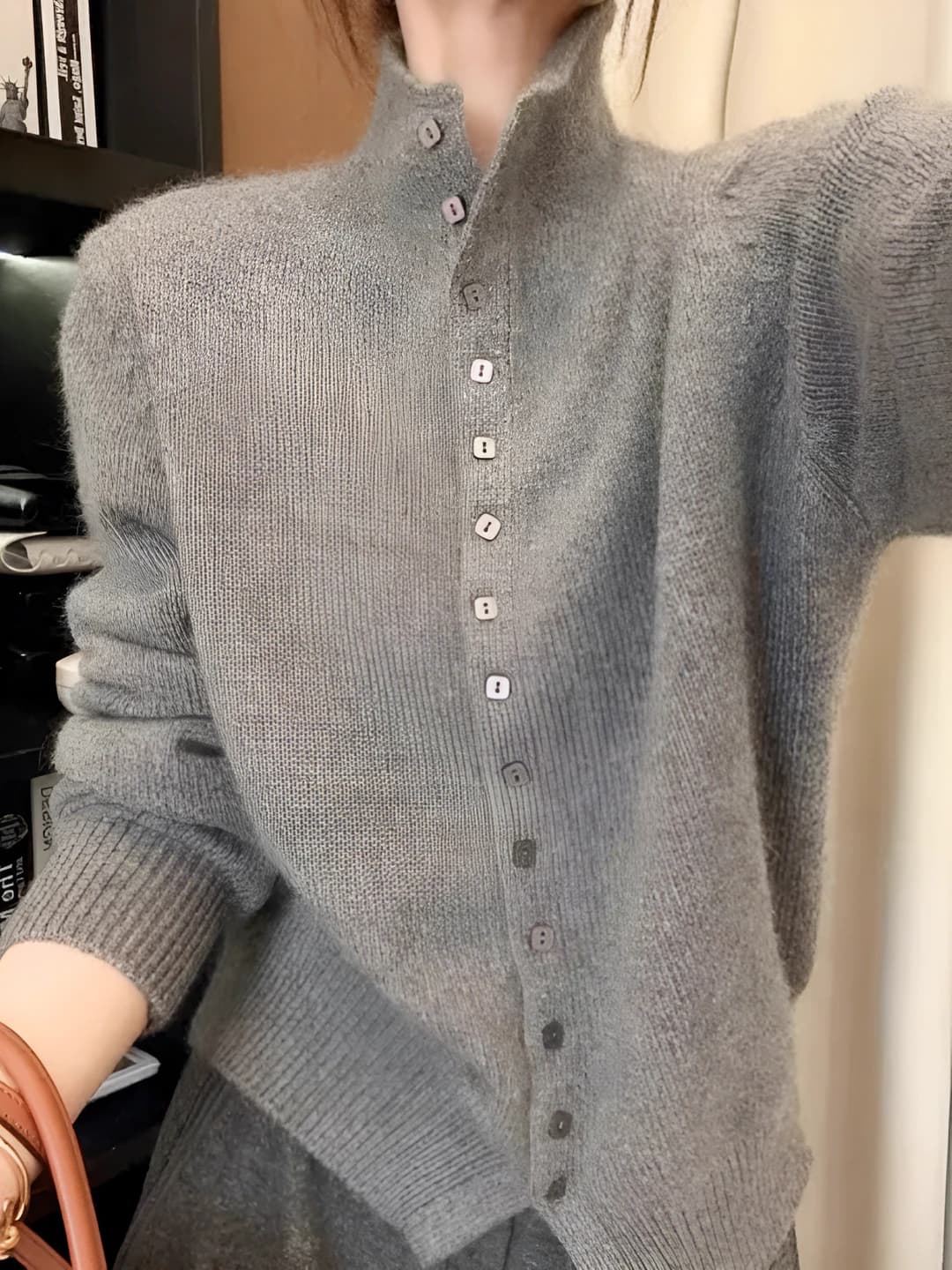 Ayollar uchun 100% junli, tik yoqali, bo'sh (oversize) kesimli, uzun yengli, kundalik uslubdagi kardigan