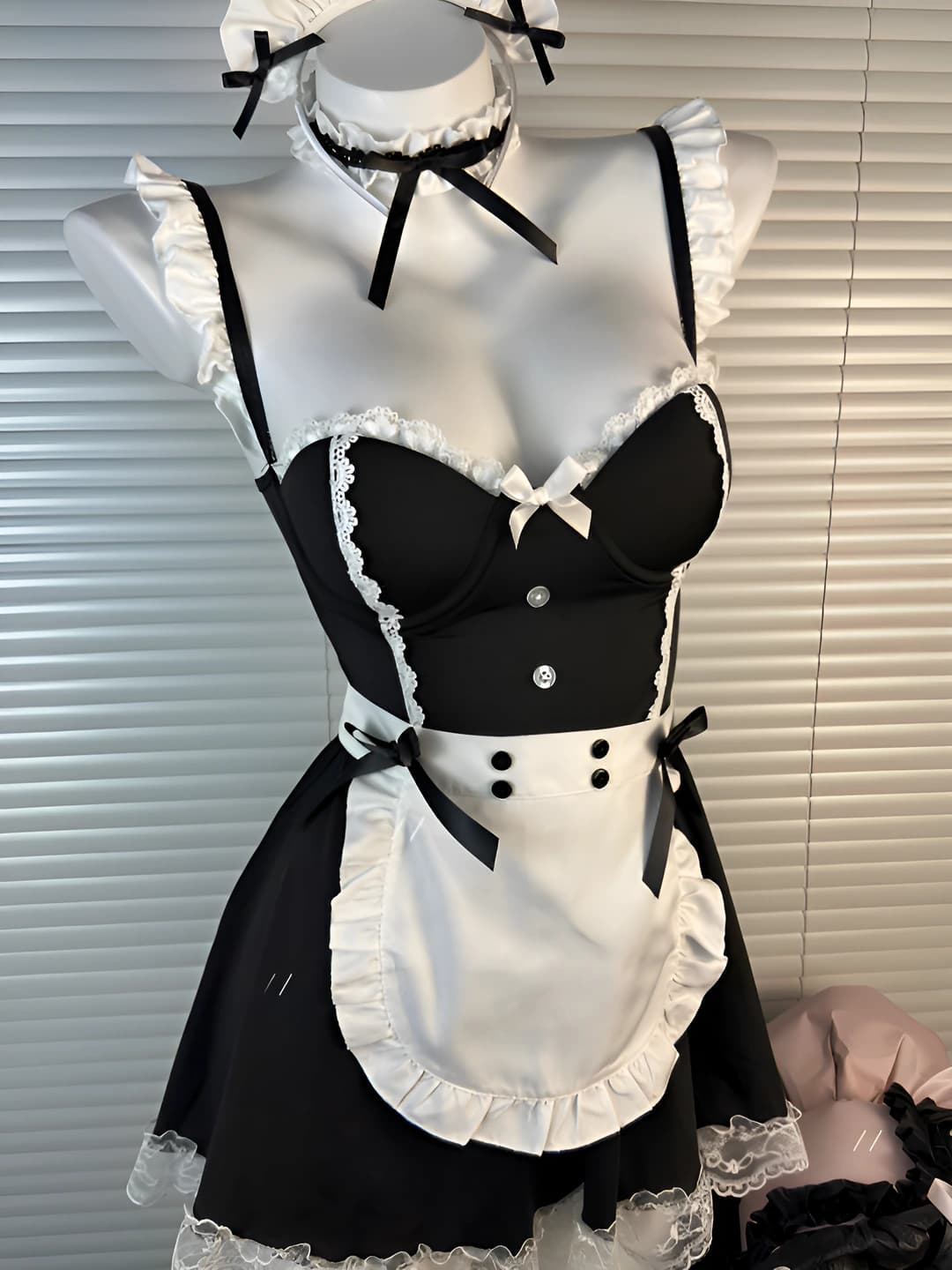 Black (maid costume)