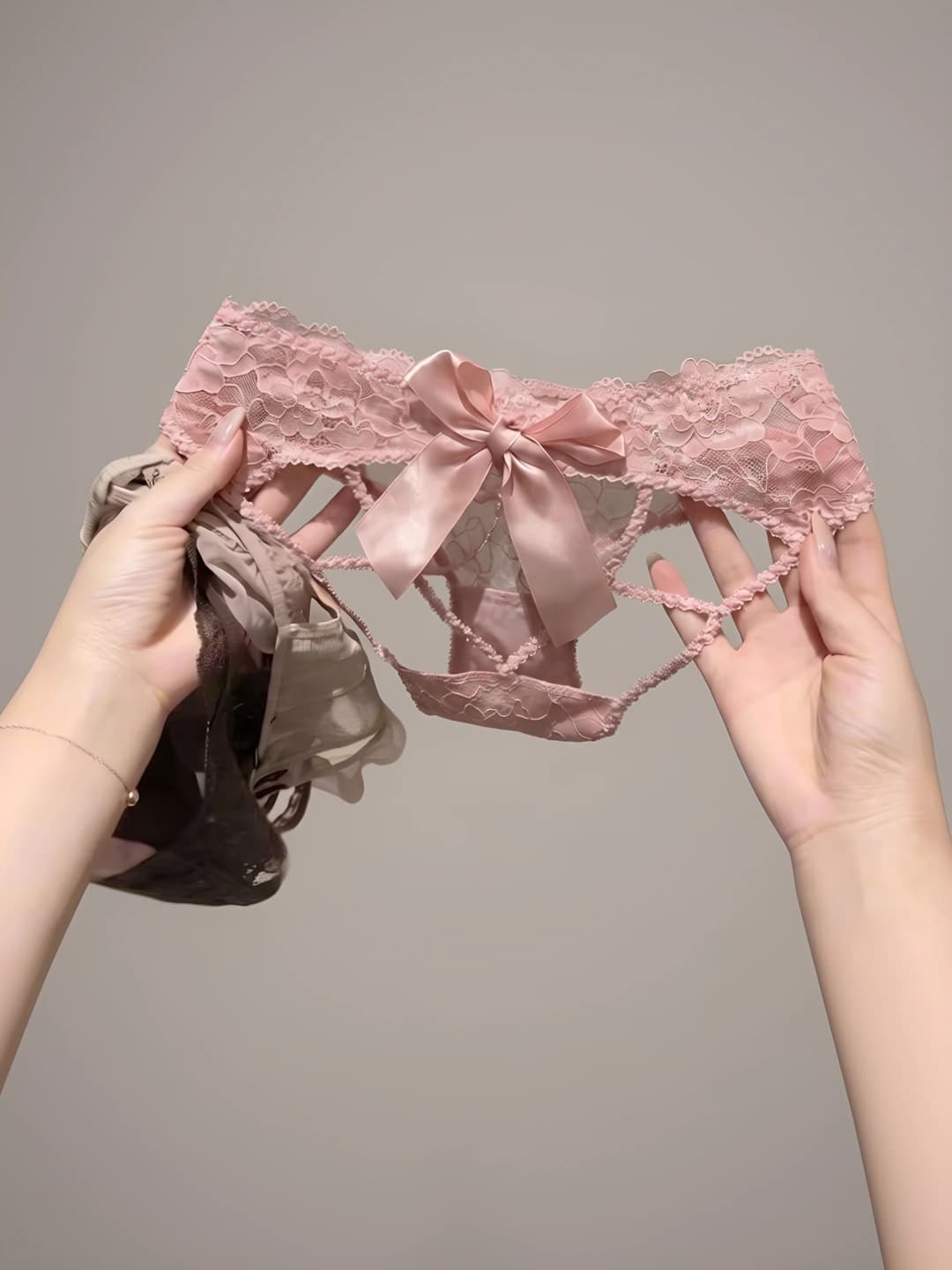 Women's lace low waist briefs with bow and criss-cross straps, breathable, seamless, quick-dry, solid colour