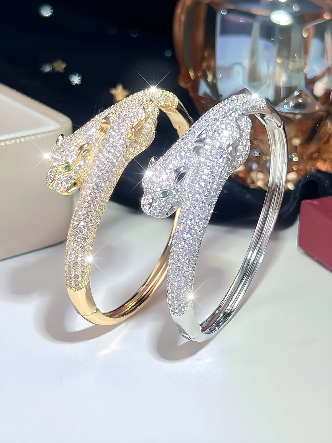 Ayollar uchun oltin rangli misdan yasalgan, zirkon bilan bezatilgan, ochildigan dizayndagi leopard beshi naqshli binafsha