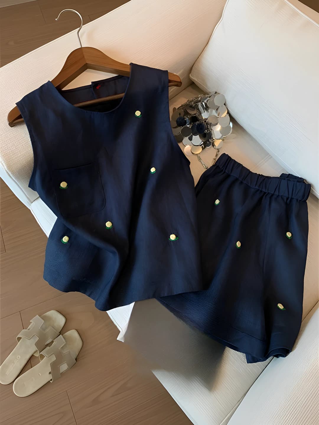 Ayollar uchun yozgi yengsiz mayka va shorti to'plami: kashtali naqsh, bo'sh (oversize) kesim, PVC mato, kundalik uslub