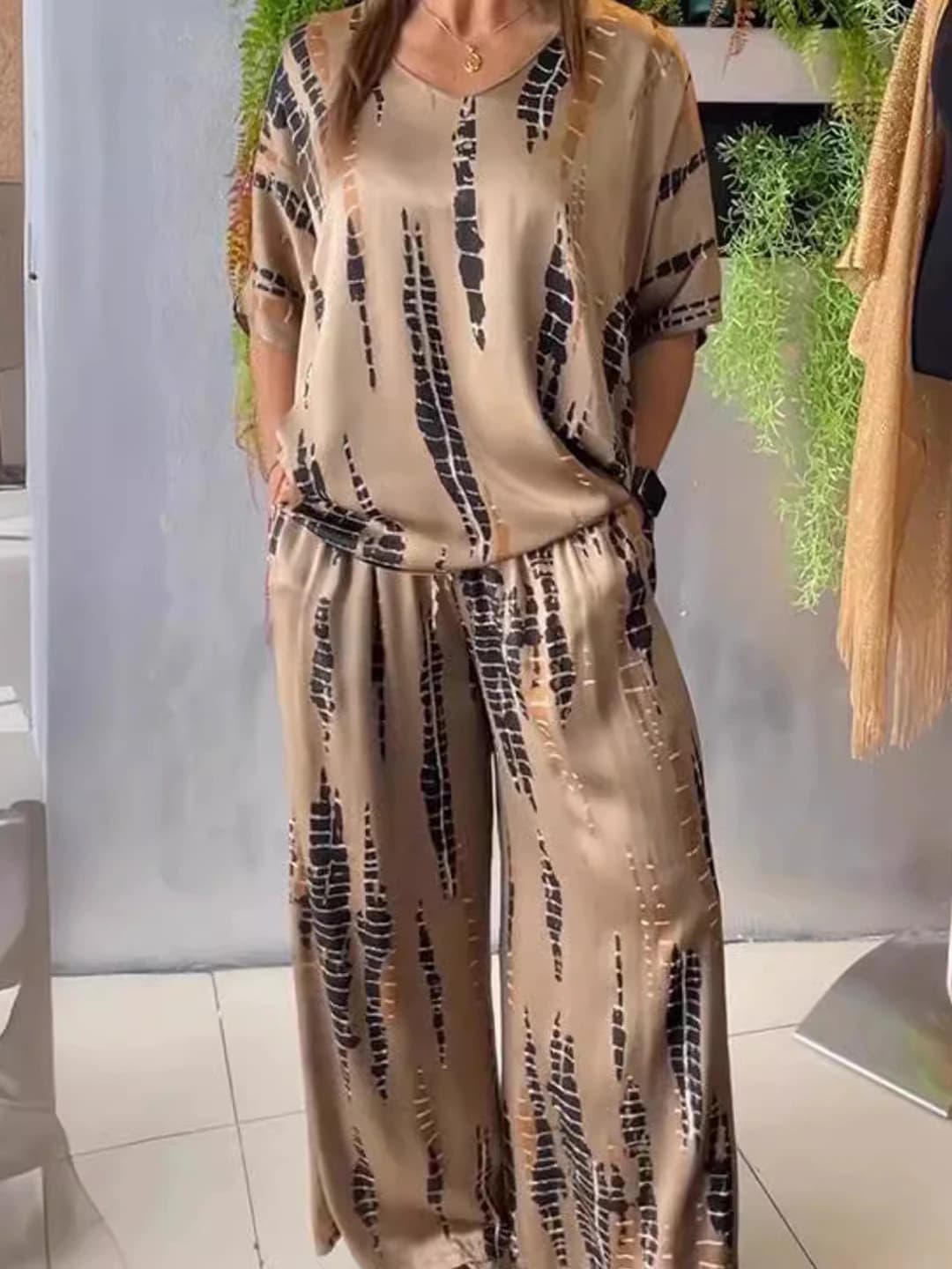 Women's casual two-piece set: printed short-sleeve top and trousers, loose fit, spring