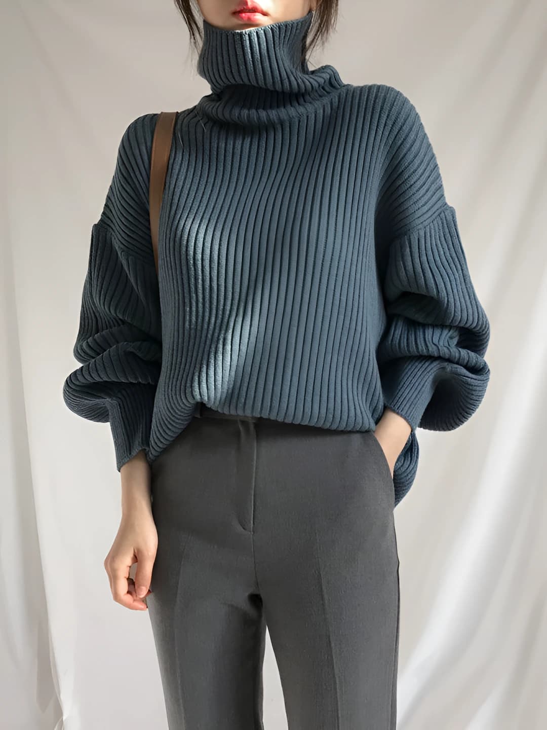 Ayollar uchun koreys uslubida retro baland yoqali bo'sh (oversize) uzun yengli sviter, kuz-qish mavsumi uchun nozik ko'rsatadigan bir rangli trikotaj sviter