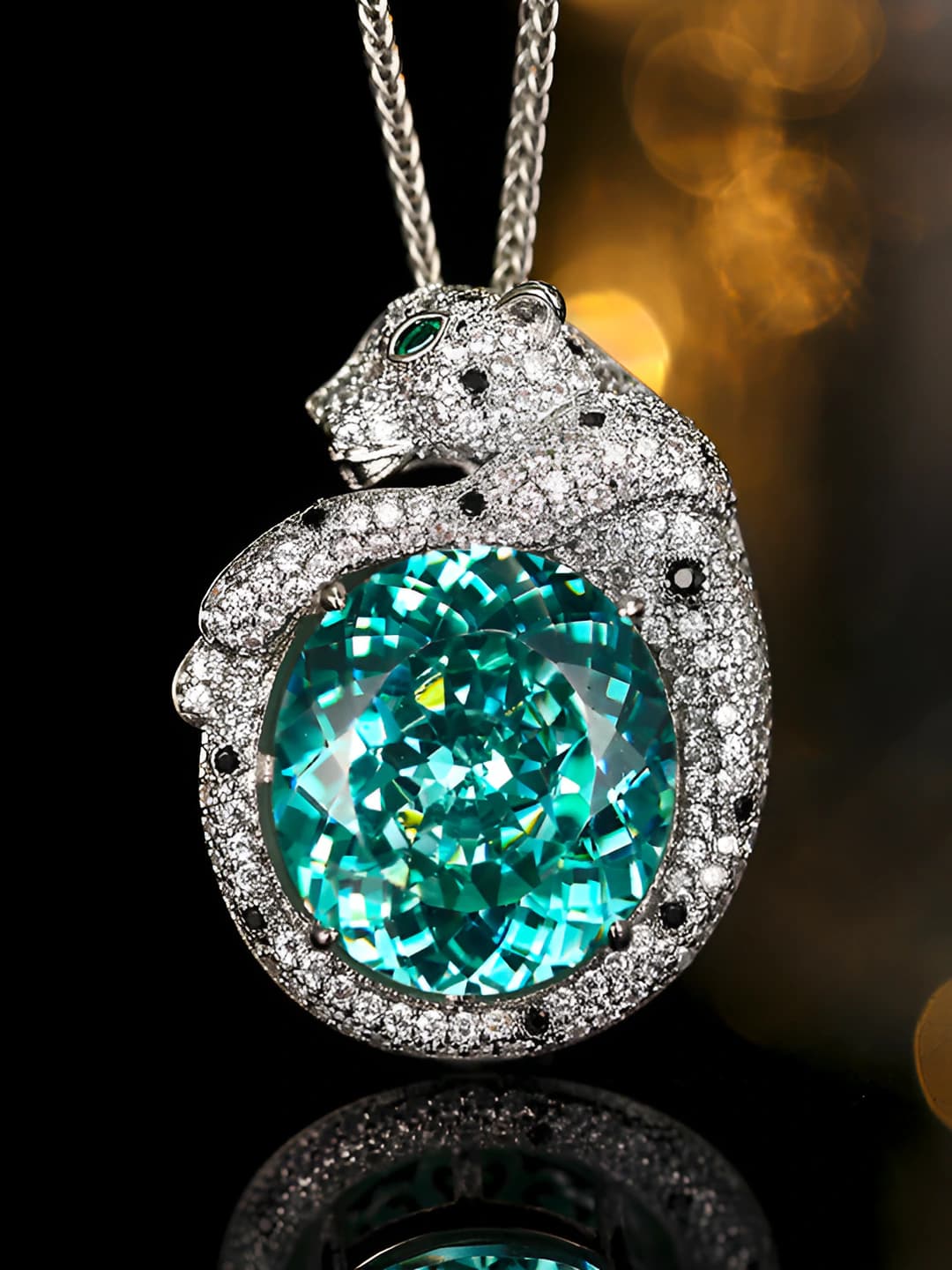 Women's retro necklace with nest pendant and green stone 18*20