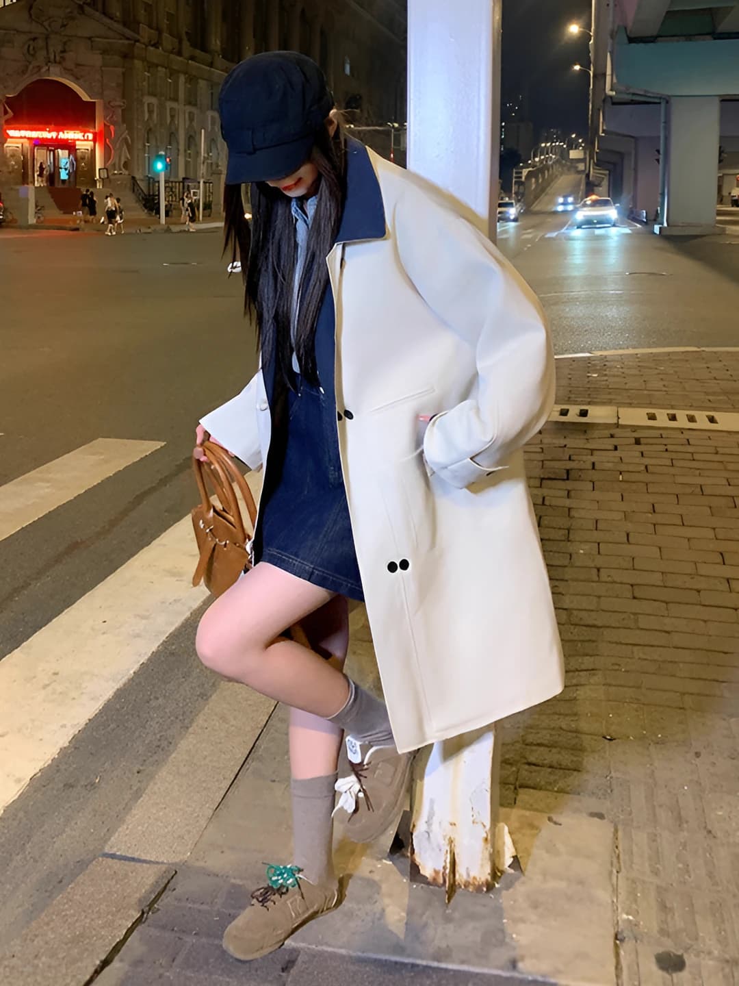 Ayollar uchun 2026 bahor-kuz o'rta-uzun plash, koreys uslubida, sintetik pux to'ldirgichli, bir rangli, bo'sh (oversize) kesim, uzun yeng, POLO yoqa, ikki qator tugma