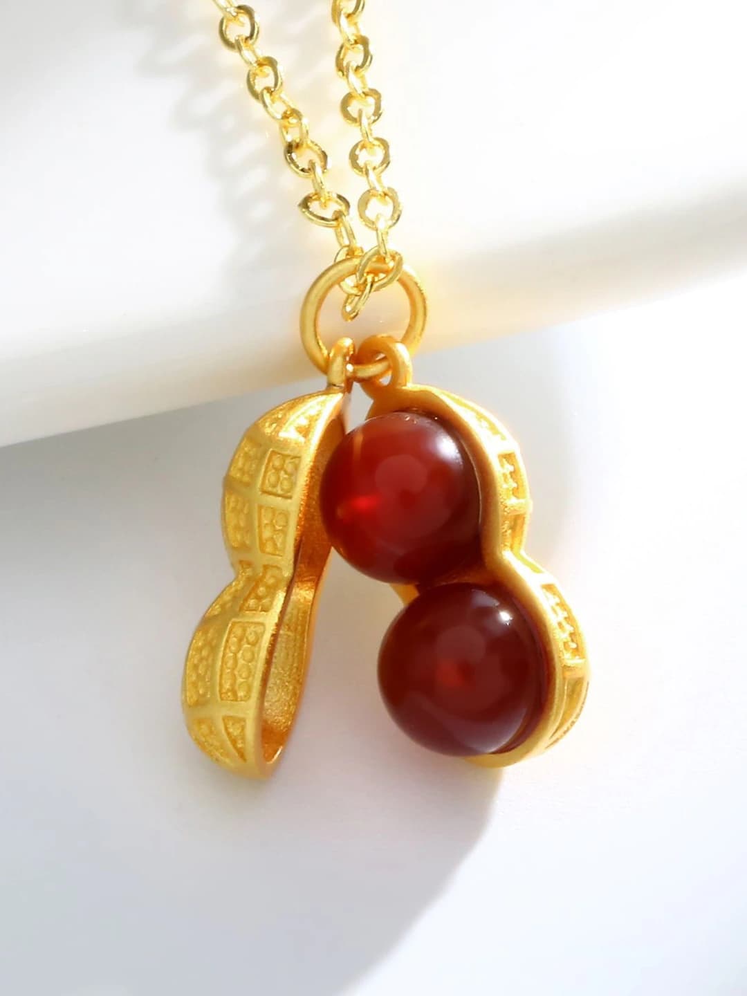 Women's necklace with peanut pendant in light luxury style
