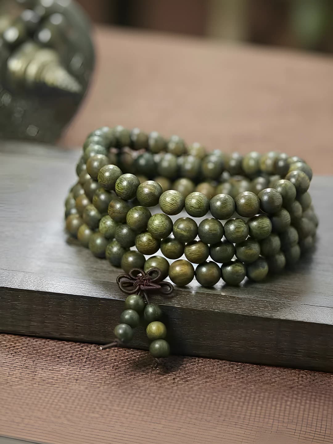 108-bead green sandalwood bracelet in retro style for men and women