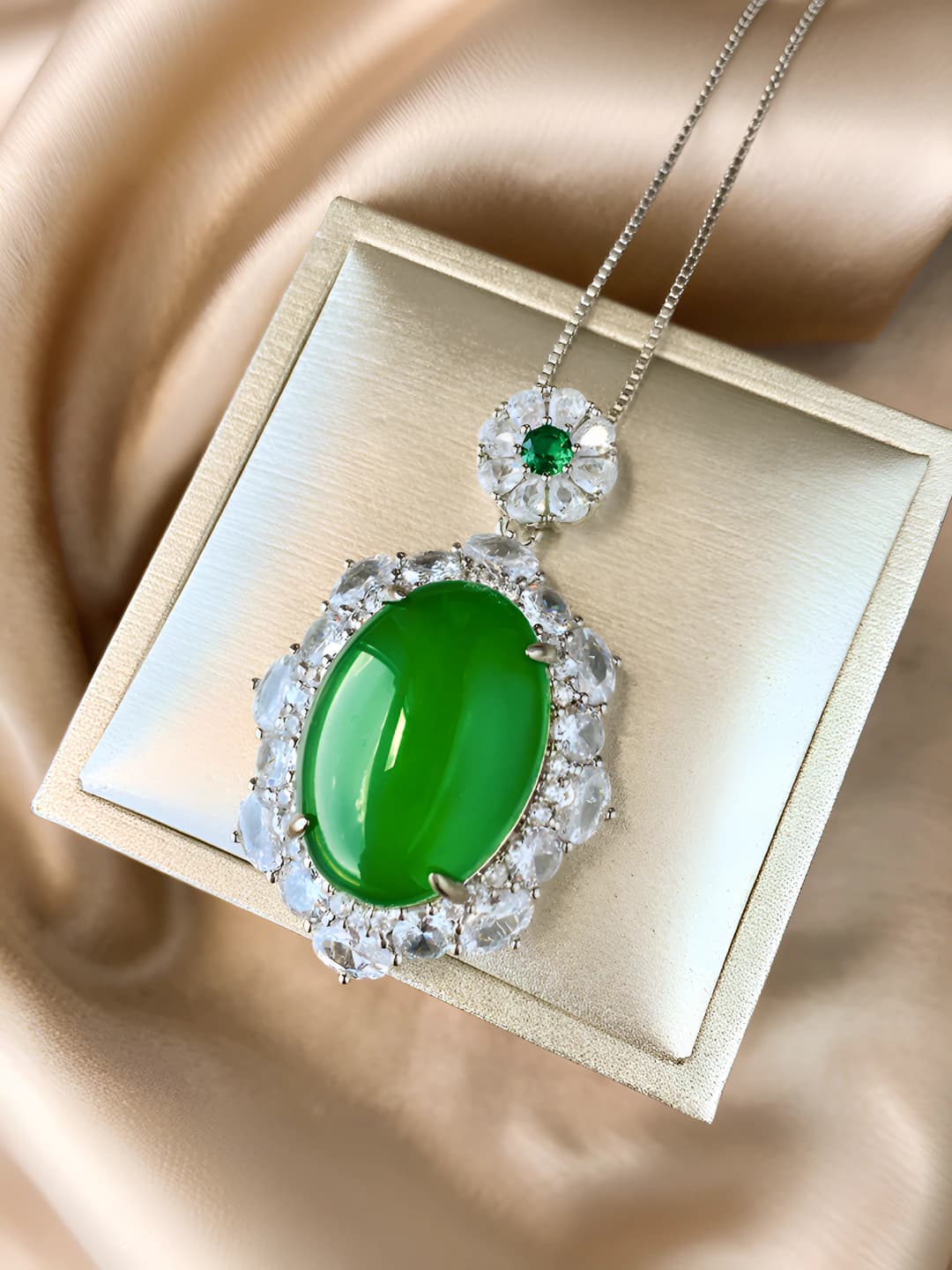 Green chrysoprase pendant with chain