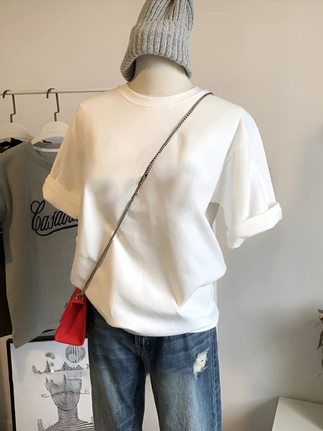 Ayollar uchun yozgi kalta yengli bir rangli bo'sh (oversize) futbolka, dumaloq yoqa, kundalik uslub