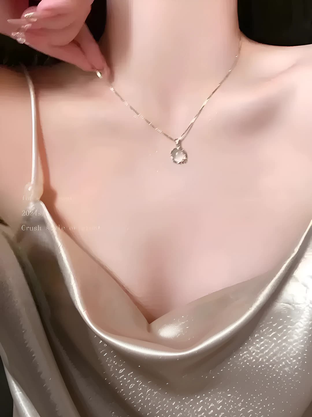 Белое лунное ожерелье