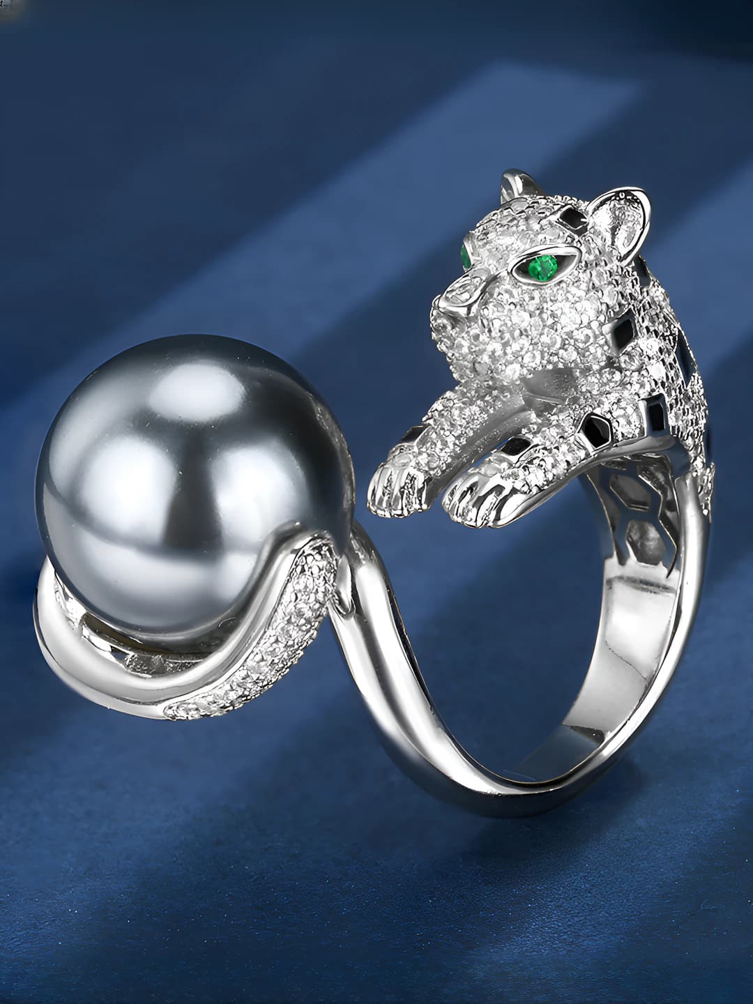 Grey pearl ring