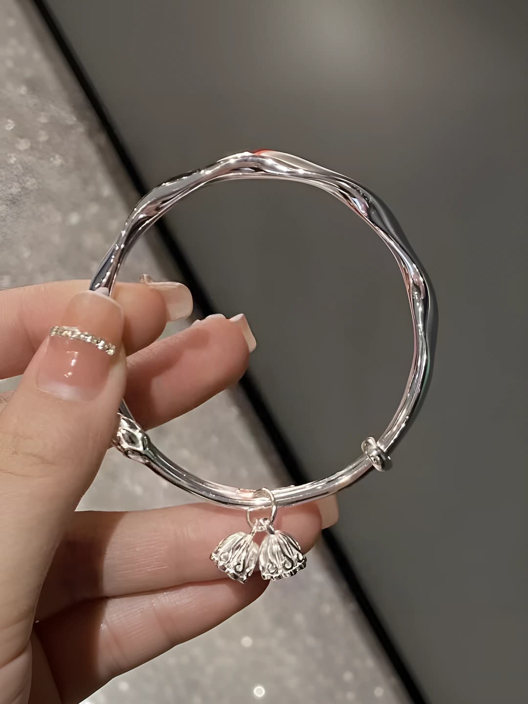 Women's shiny Mobius lotus twisted design element bracelet, adjustable