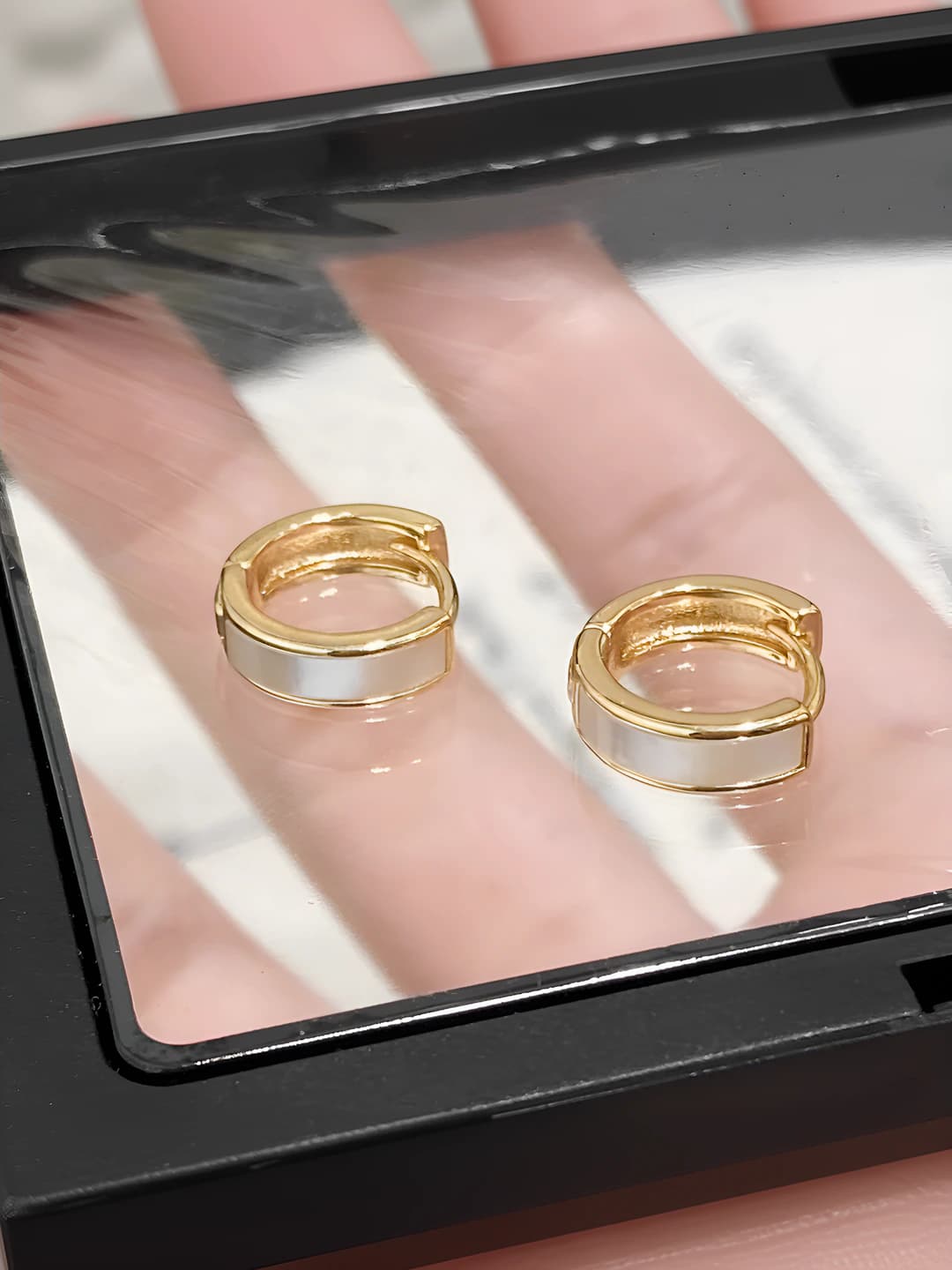 A-587 Gold shell simple circle small earrings