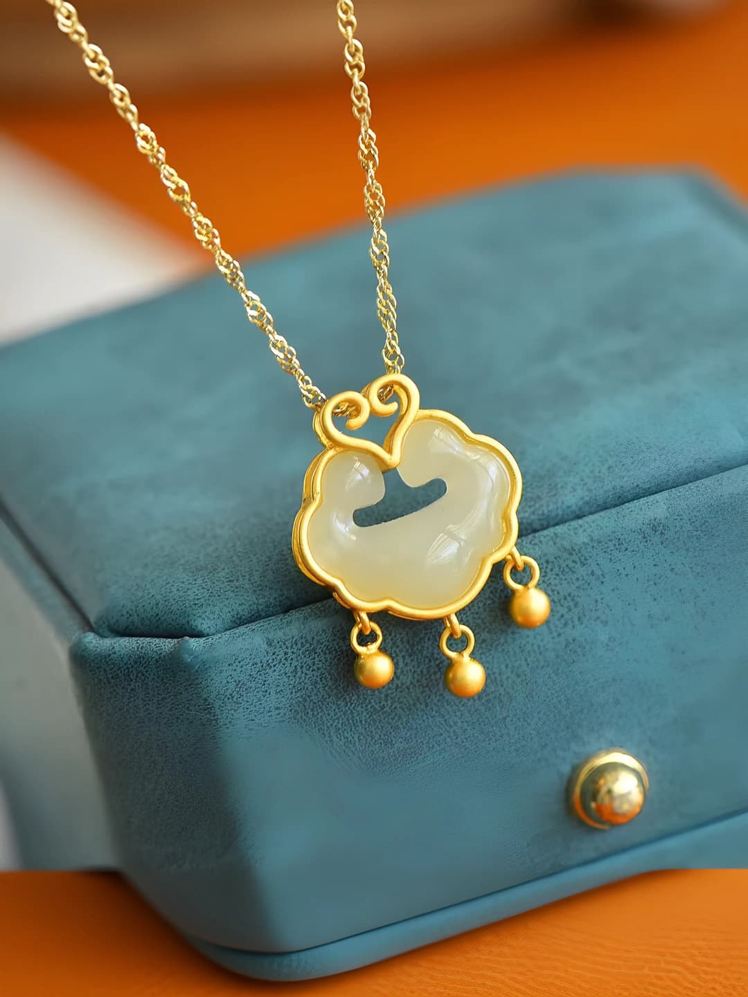 Women's necklace with new Chinese style lock pendant, teardrop shape, light luxury, baby lock, gift