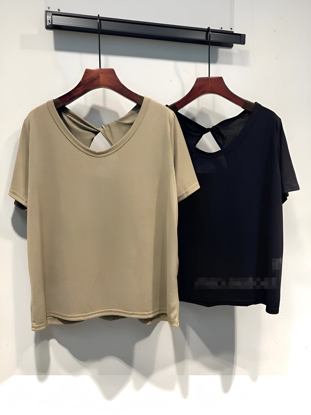 Ayollar uchun yozgi katta o'lchamli yupqa, bir rangli, bo'sh (oversize) kesimli, V-yoqali, kalta yengli, orqa ochiq futbolka